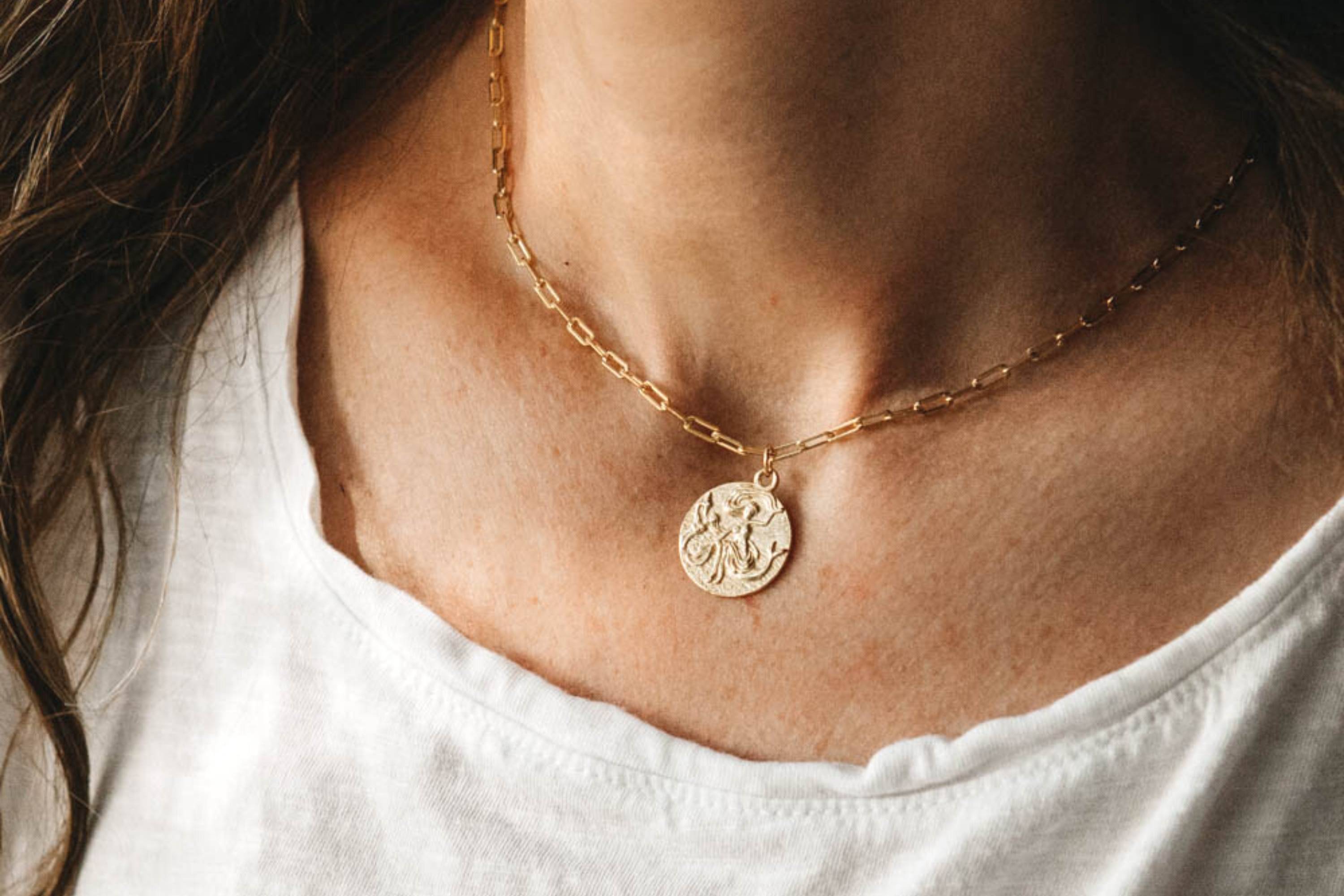 Focus sur... le collier à pendentif médaille