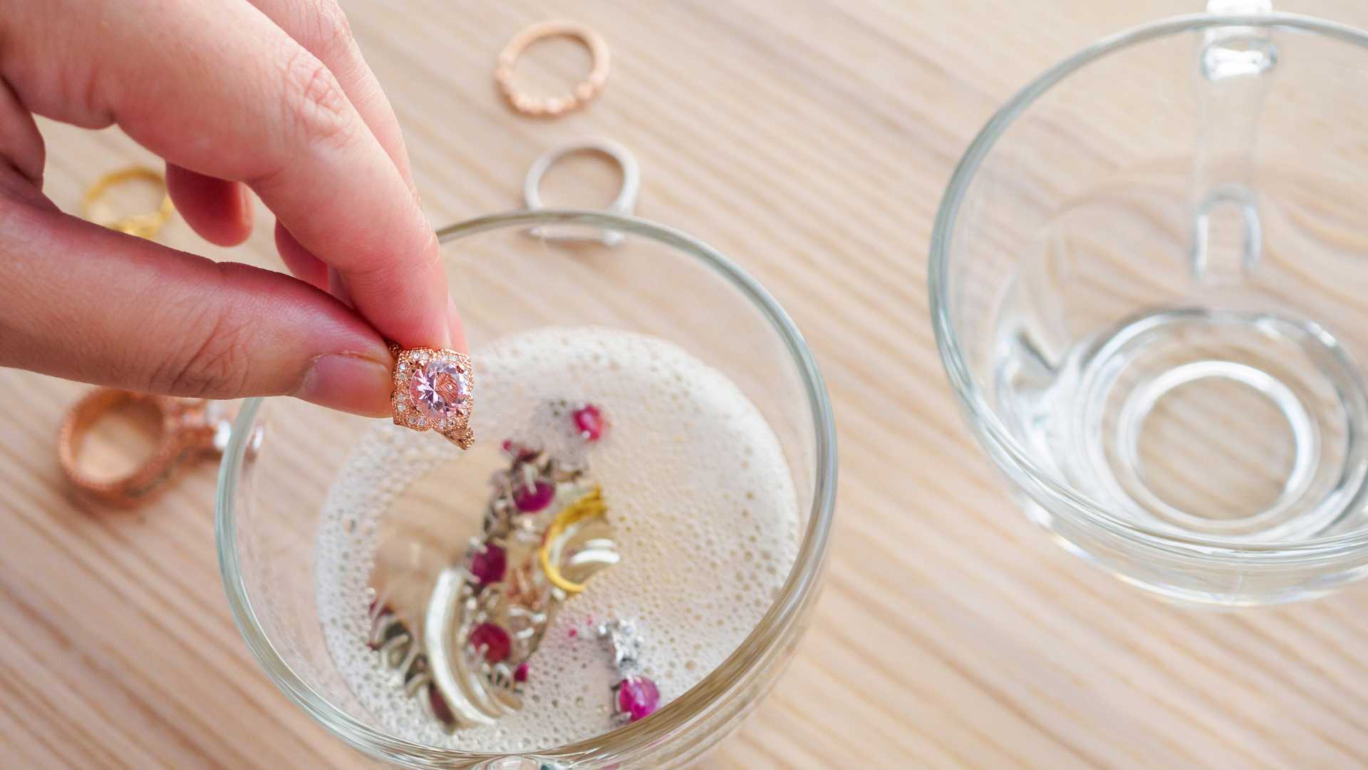 découvrez comment nettoyer ses bijoux avec des astuces simples et naturelles