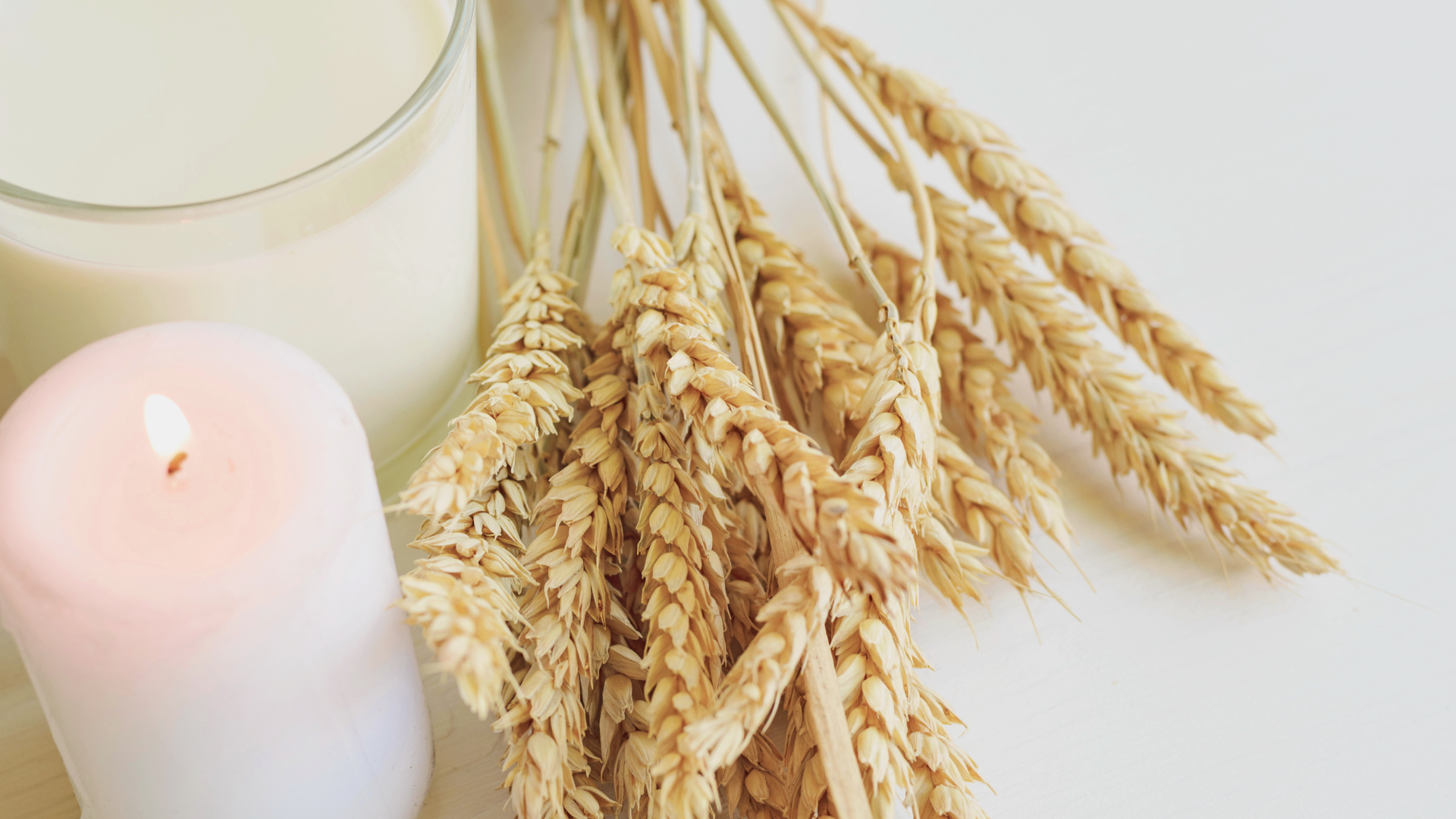 imbolc rituel avec bougie blanche et lait