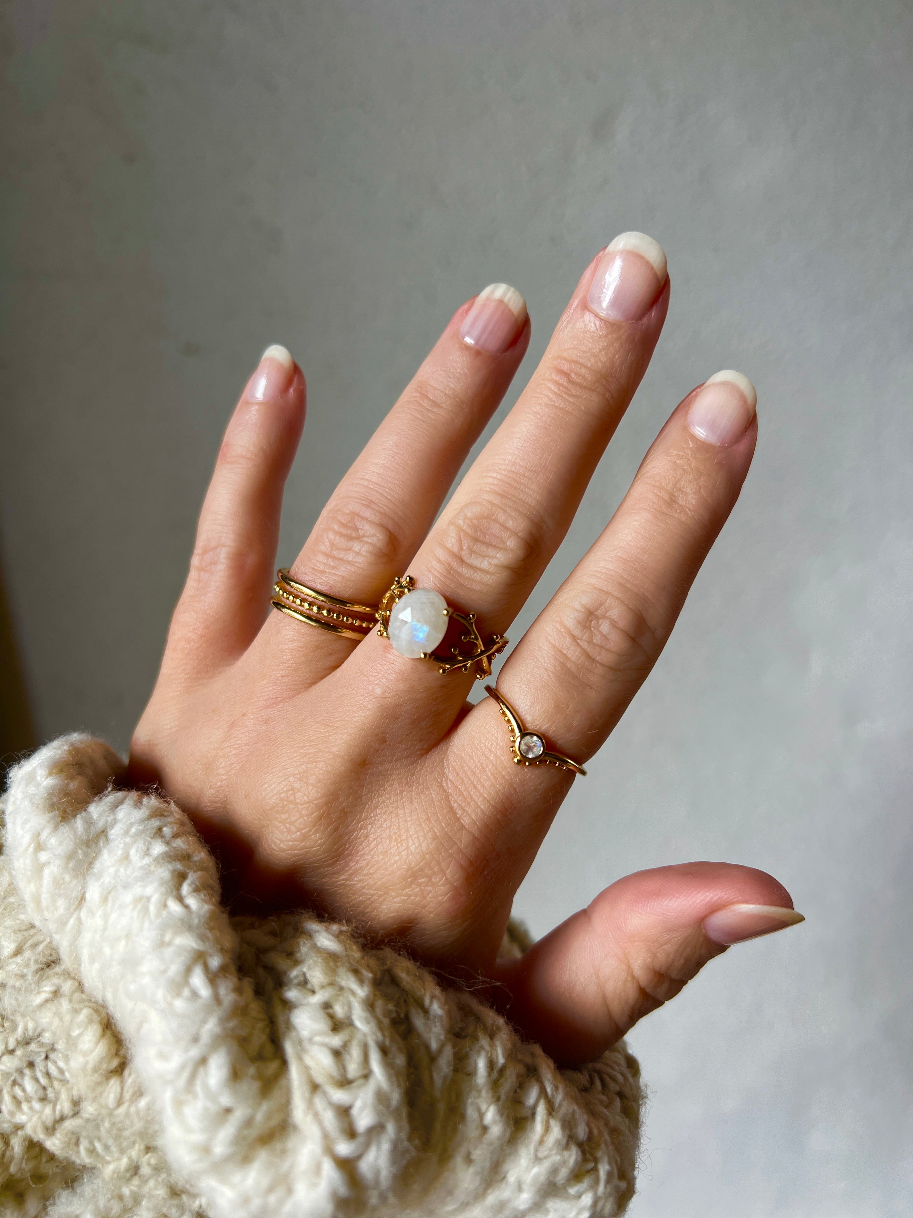 Bague ouverte réglable pierre de lune Namaka — pierre semi-précieuse pour l'intuition, design branches dorées, bijou symbolique de lithothérapie