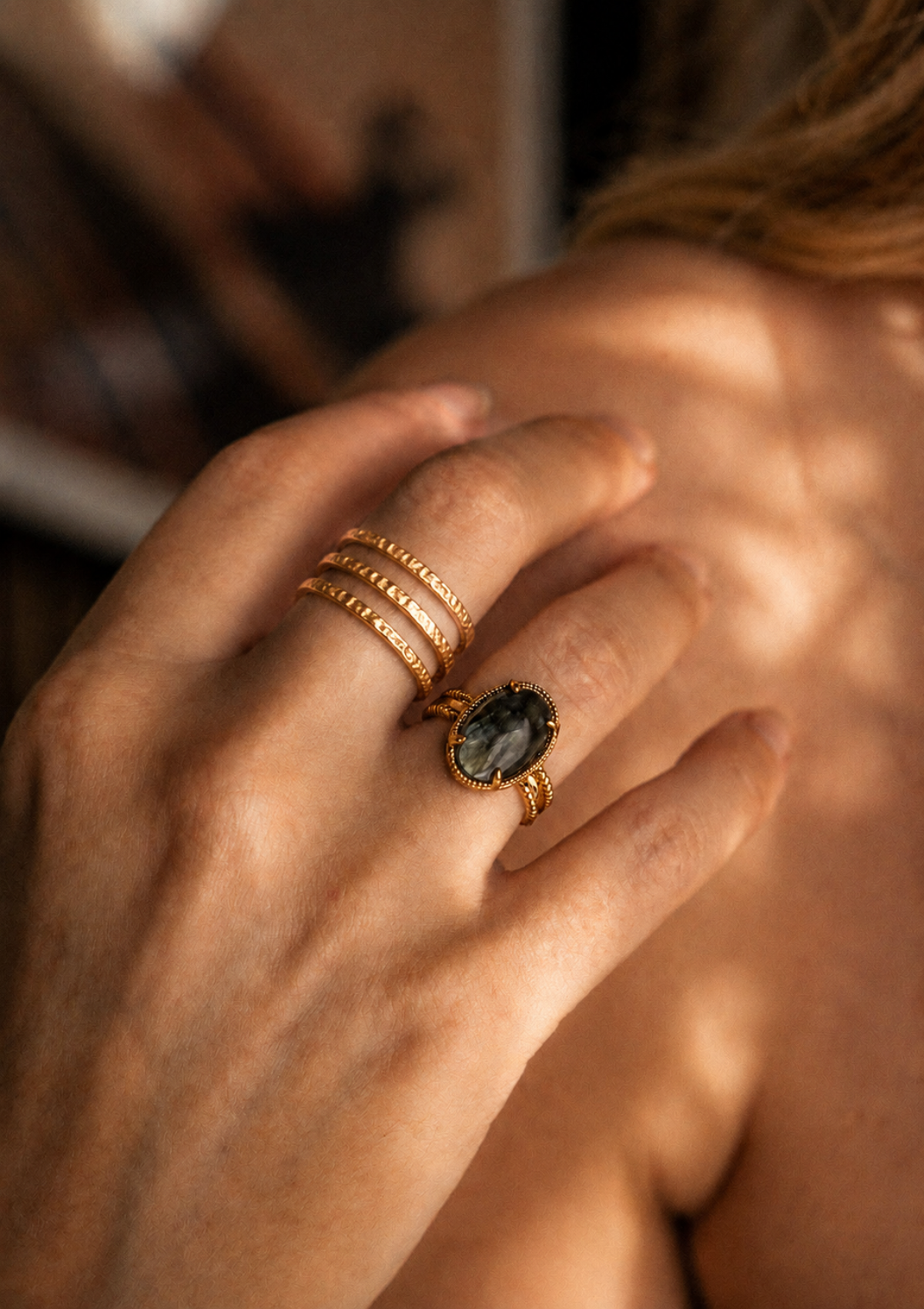 Bague Triple Martelée Sillage Doré portée à la main en accumulation avec la bague Séraphinite Cœur Sauvage, ambiance bohème signée Namaka