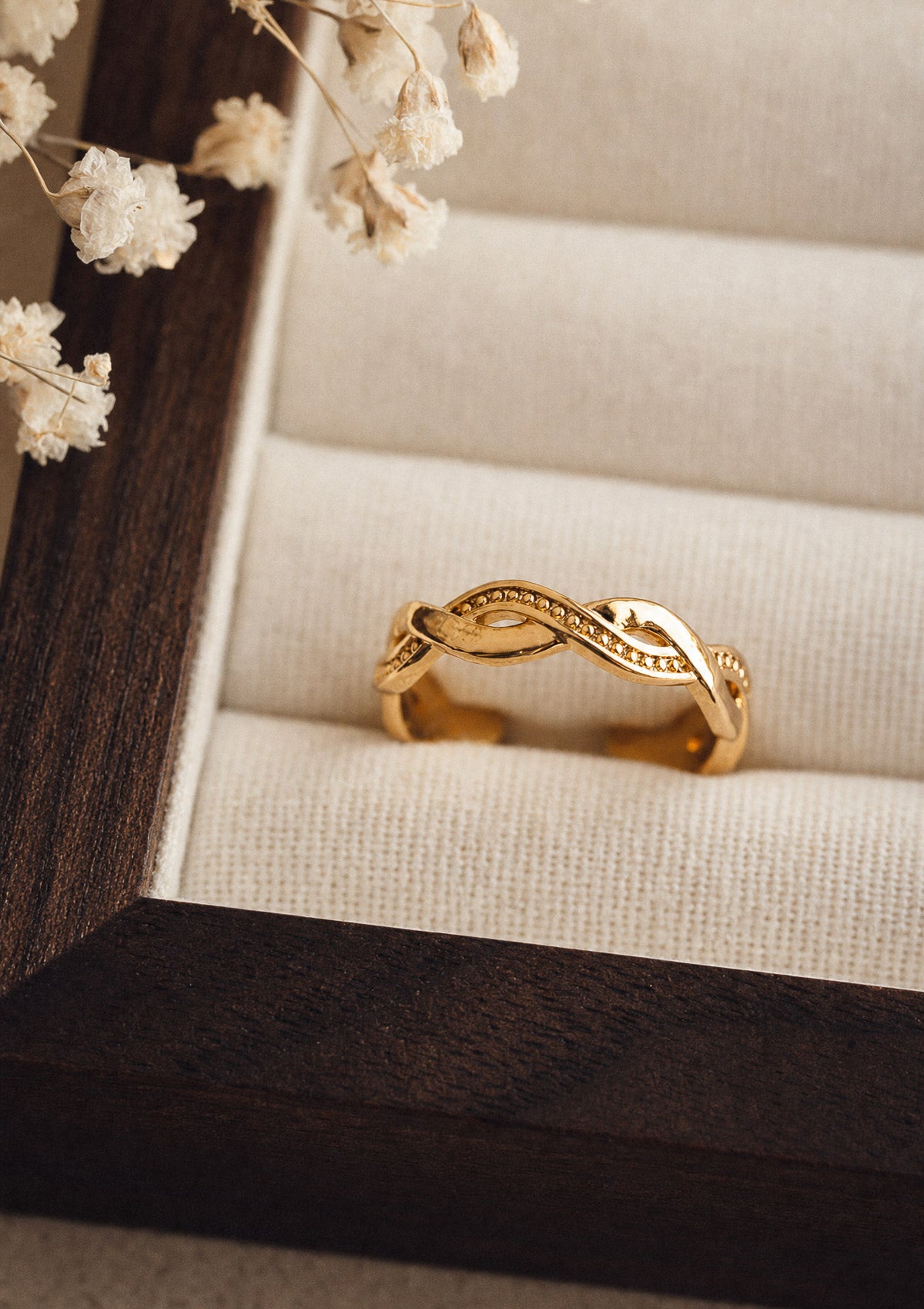Bague fine torsadée en or recyclé 18 carats avec motif entrelacé et billes perlées, anneau ouvert ajustable au design organique signé Namaka