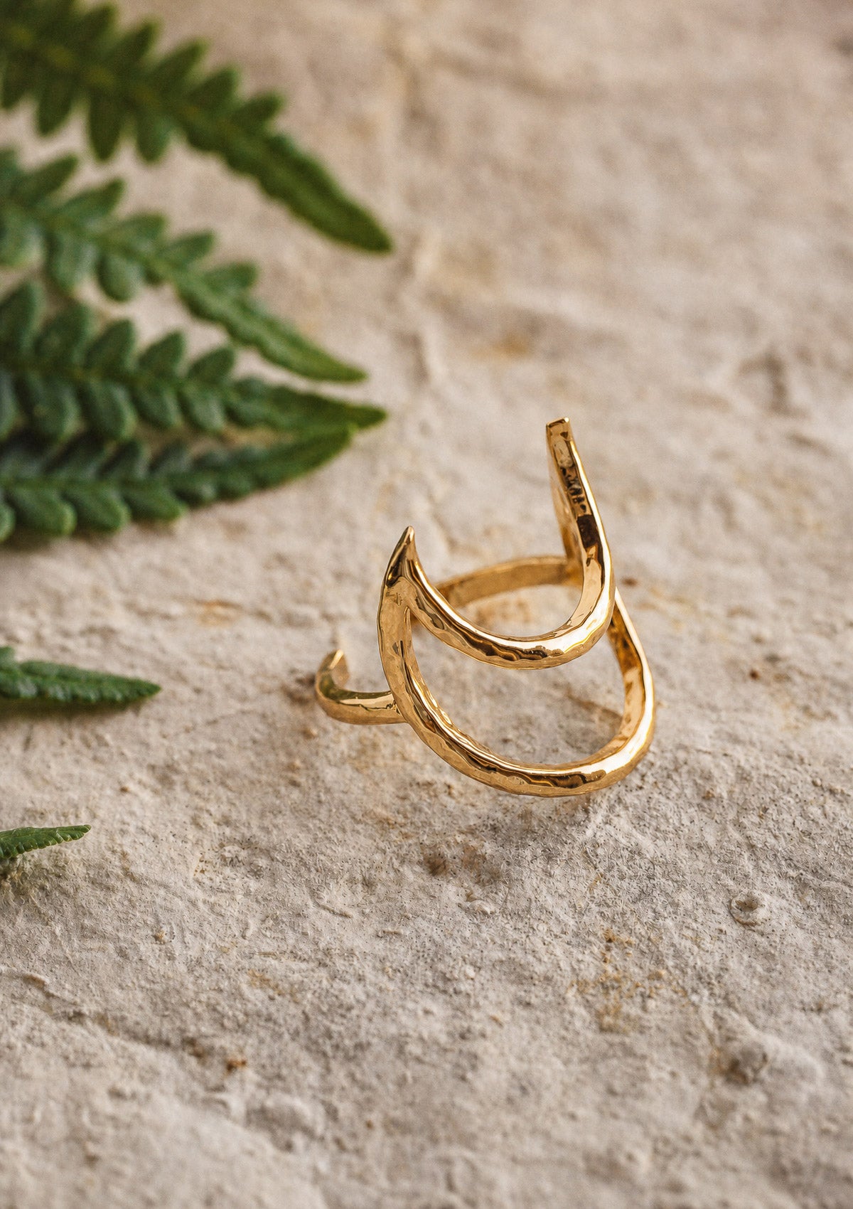 Détail de la bague Croissant Brut en or recyclé martelé, design lunaire organique aux courbes brutes, bijou bohème Namaka