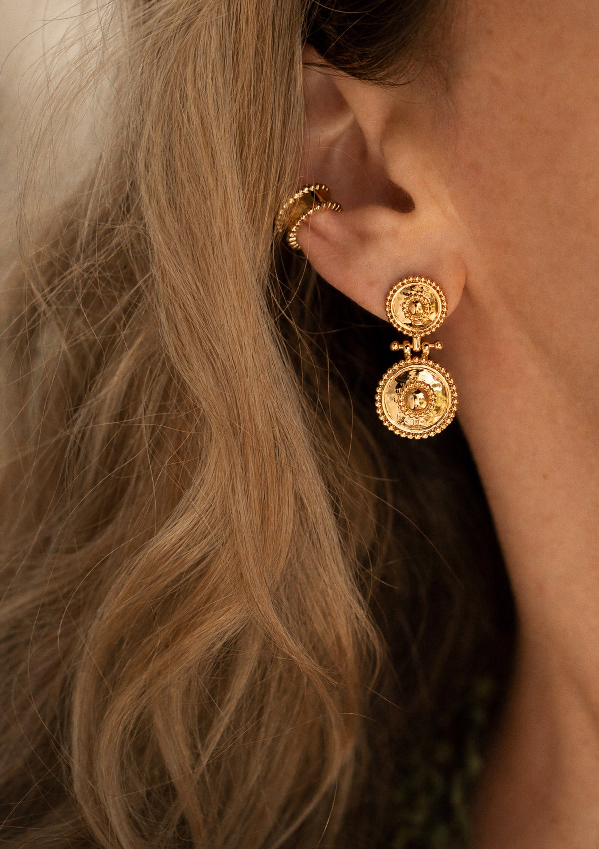 Boucles d'oreilles Mémoire Solaire à double disque doré portées à l'oreille en duo avec un piercing cartilage assorti, accumulation bohème Namaka