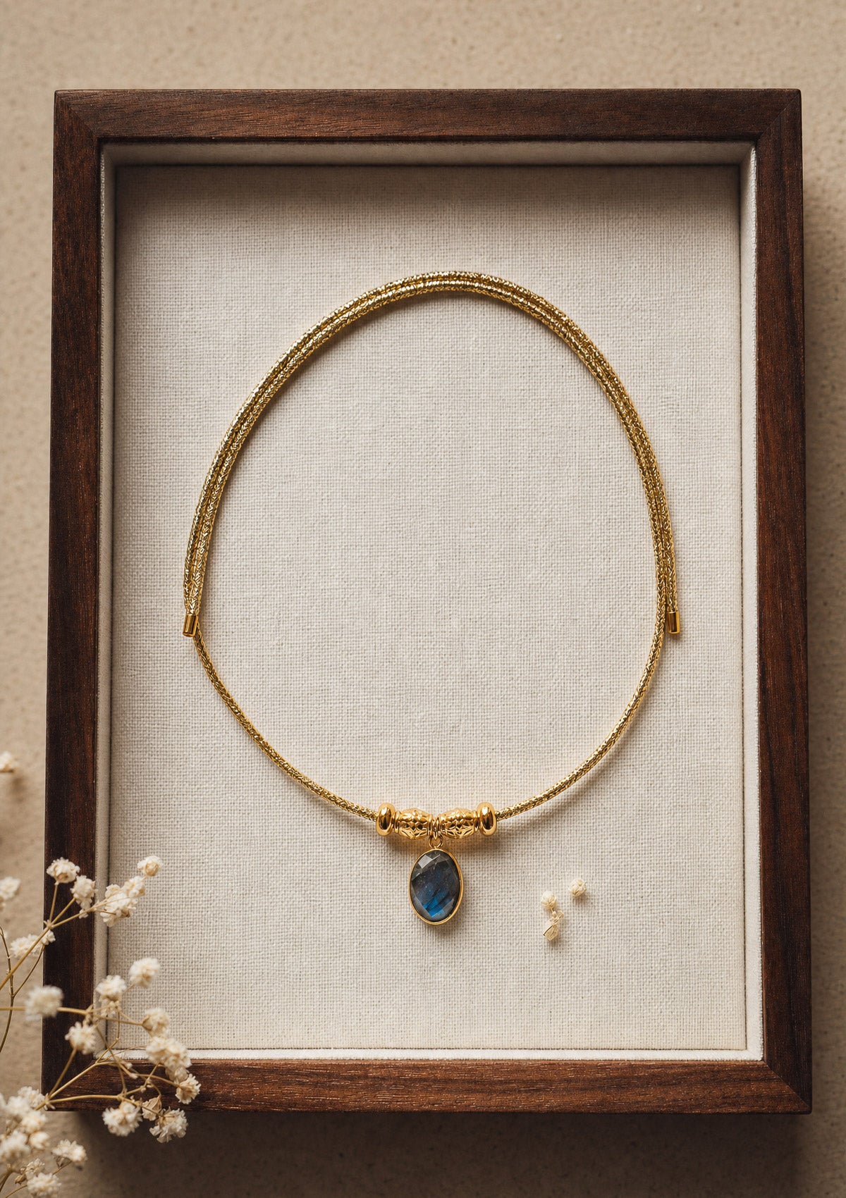 Collier torque rigide en acier inoxydable doré avec pendentif Labradorite naturelle facettée, fermeture magnétique assemblé en France par Namaka