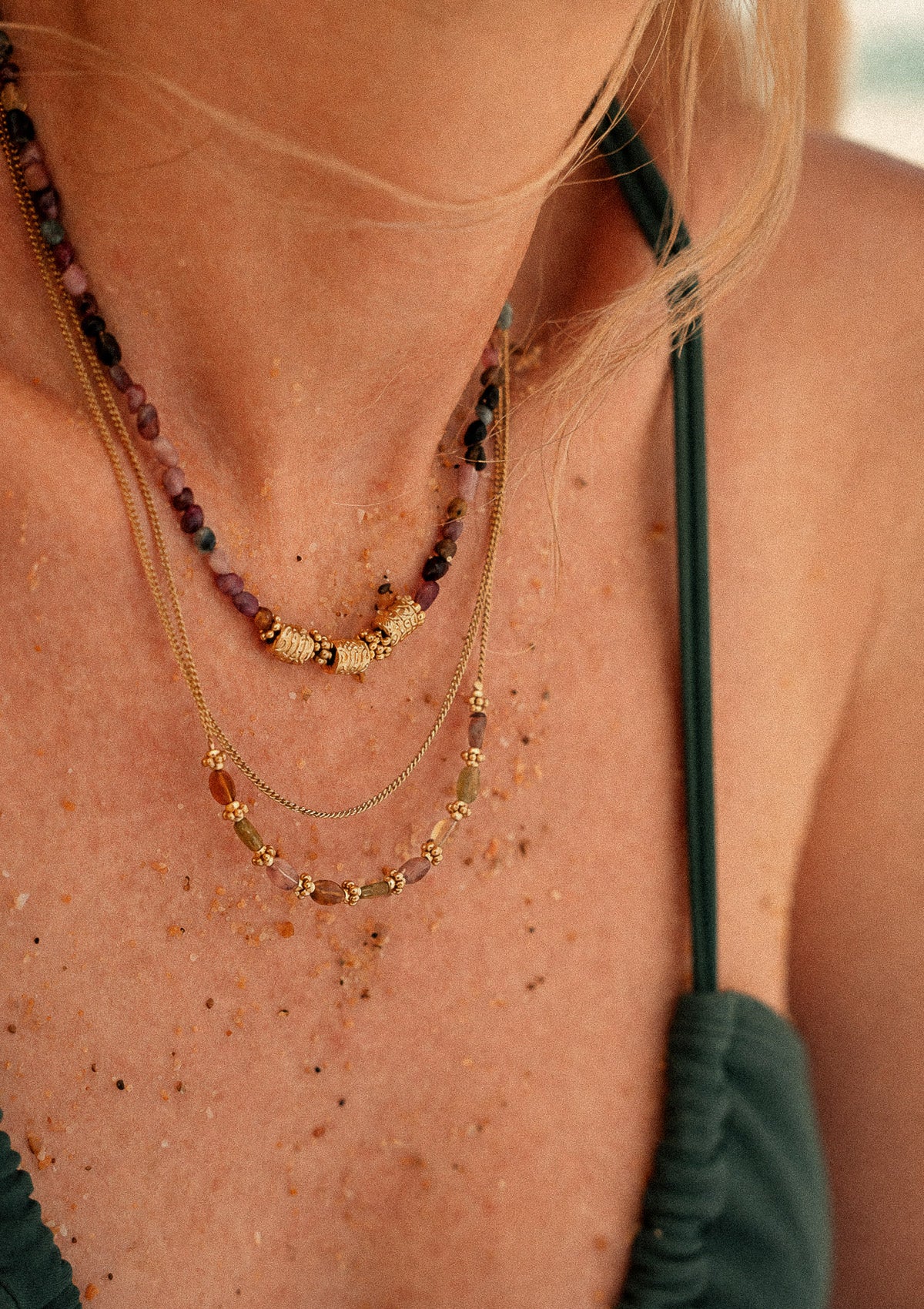 Collier Harmonie Vivante en galets de Tourmaline multicolore porté en accumulation avec un collier chaîne fine et perles Tourmaline Namaka assemblé en France