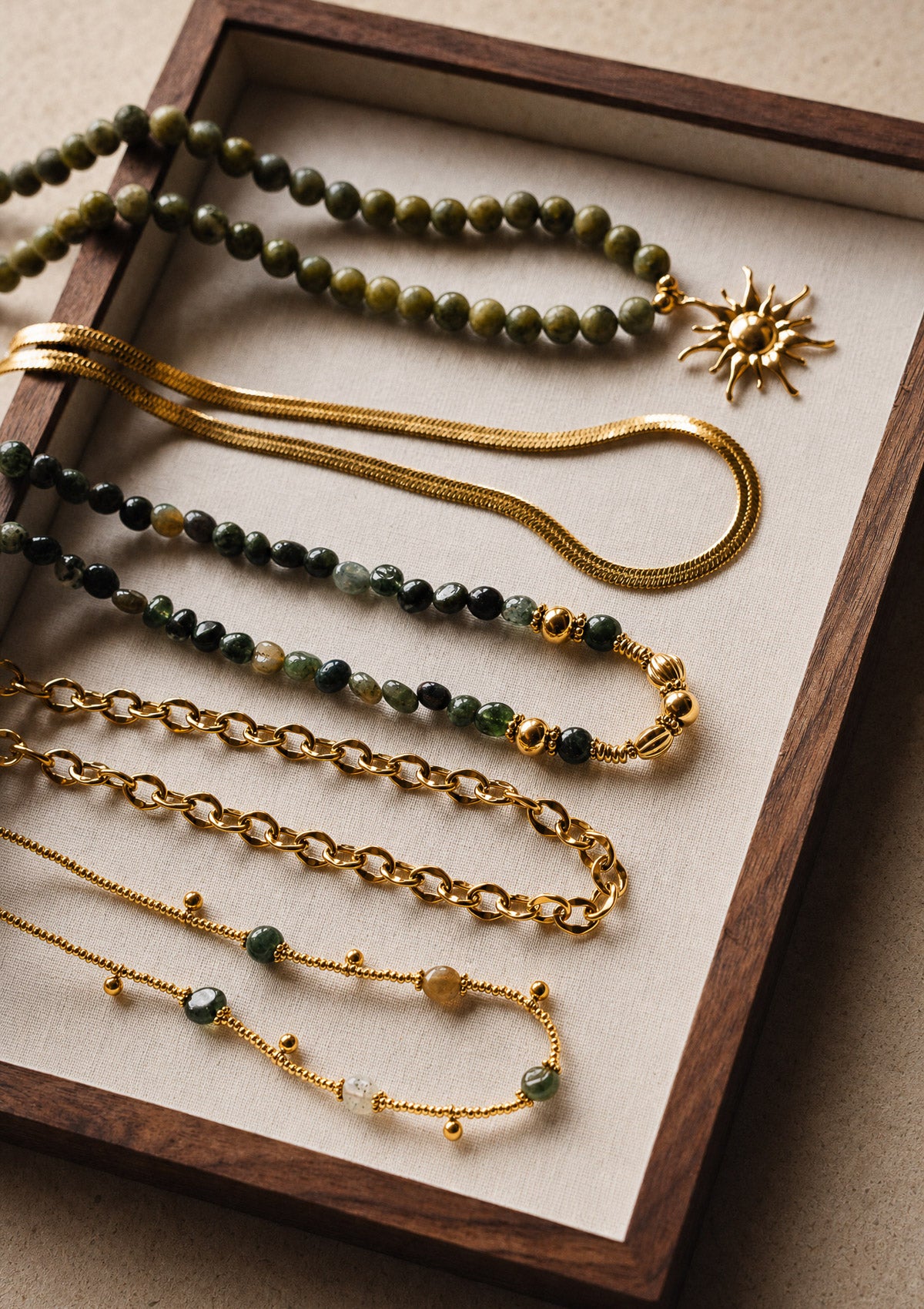 Collier chaîne large Force Organique présenté avec un ensemble de colliers dorés, bijoux Namaka assemblés en France