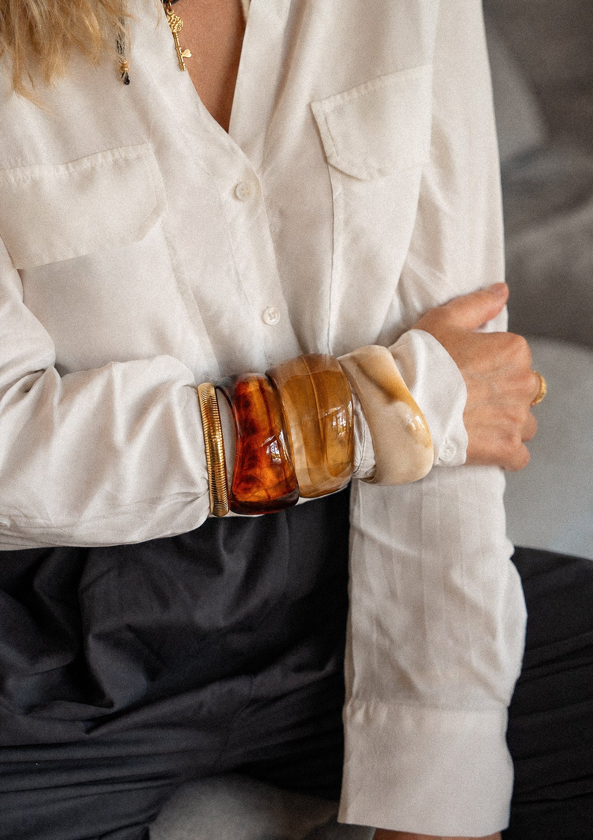 Bracelets jonc résine acrylique caramel miel ivoire portés en accumulation avec jonc souple acier doré strié Ligne Dorée