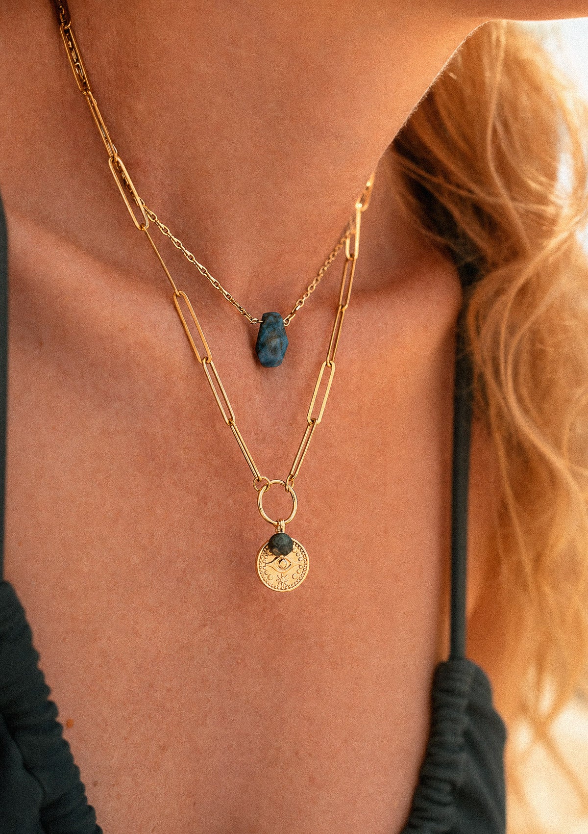 Collier Vision Claire porté au cou avec pendentif œil gravé et pierre d'Azurite naturelle, chaîne maille rectangulaire dorée assemblée en France par Namaka