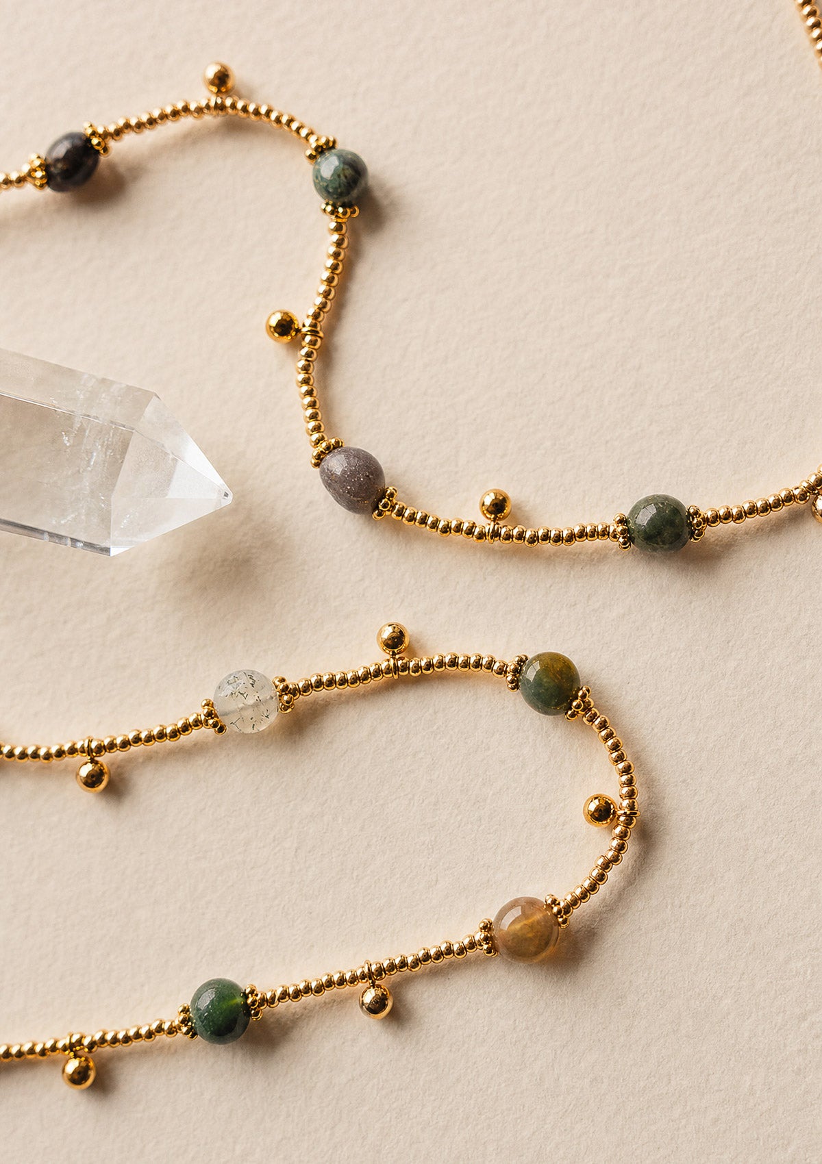 Collier ras-du-cou en acier inoxydable doré avec perles de rocaille et perles d'Agate Indienne naturelle, bijou fin et bohème assemblé en France par Namaka