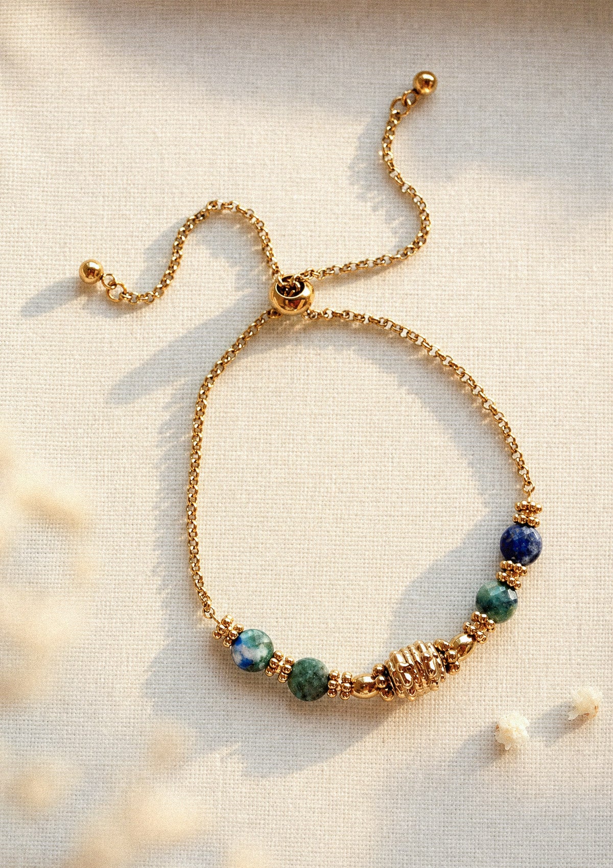 Gros plan bracelet Ligne d'horizon, détail perles d'Azurite Lapis bleu profond et barrette dorée sculptée – Namaka collection Solaire, assemblé en France