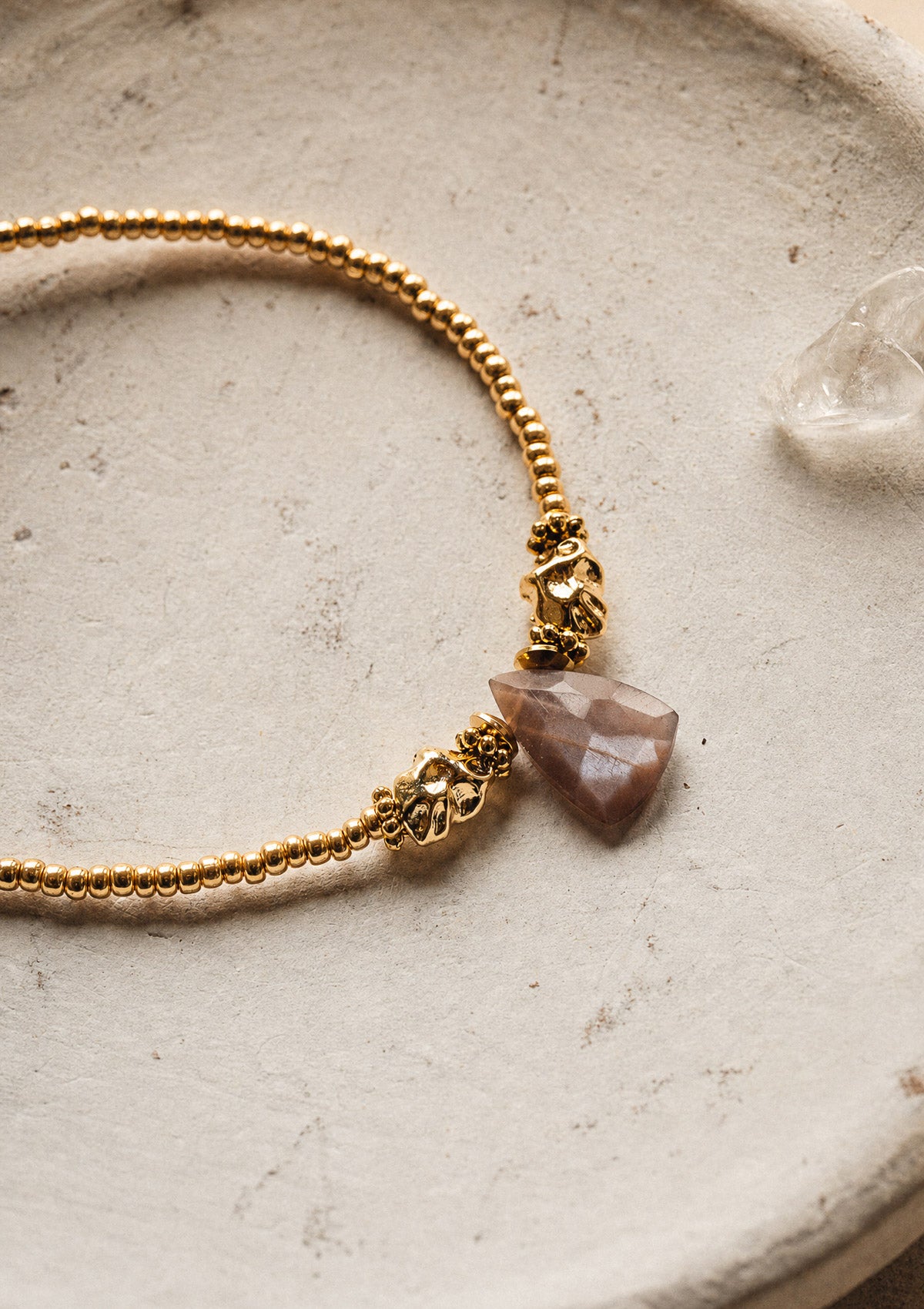 Collier en acier inoxydable doré avec perles Miyuki et pendentif triangle en Pierre de Lune brune naturelle, bijou féminin assemblé en France par Namaka