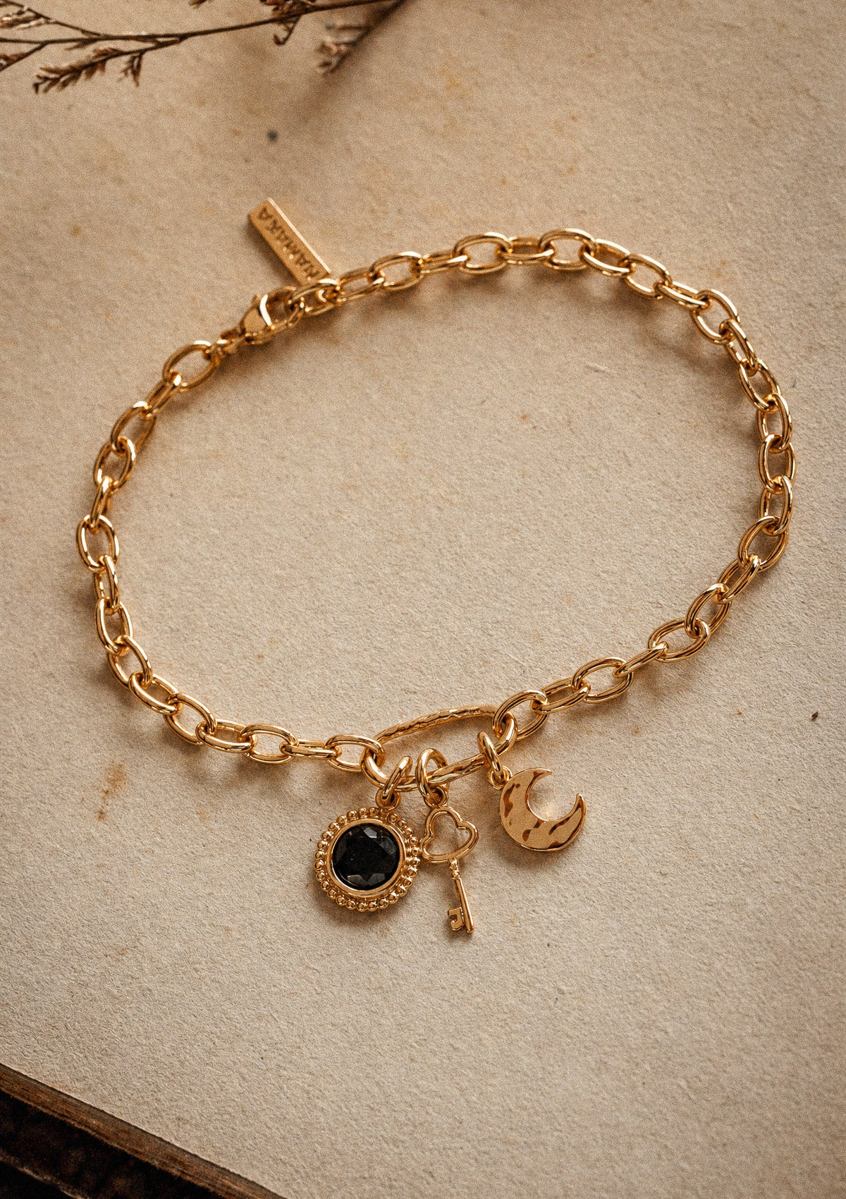 Bracelet or 18 carats maille ovale, trois breloques Onyx Noir médaillon perlé, clé cœur et lune croissant, plaque signature Namaka