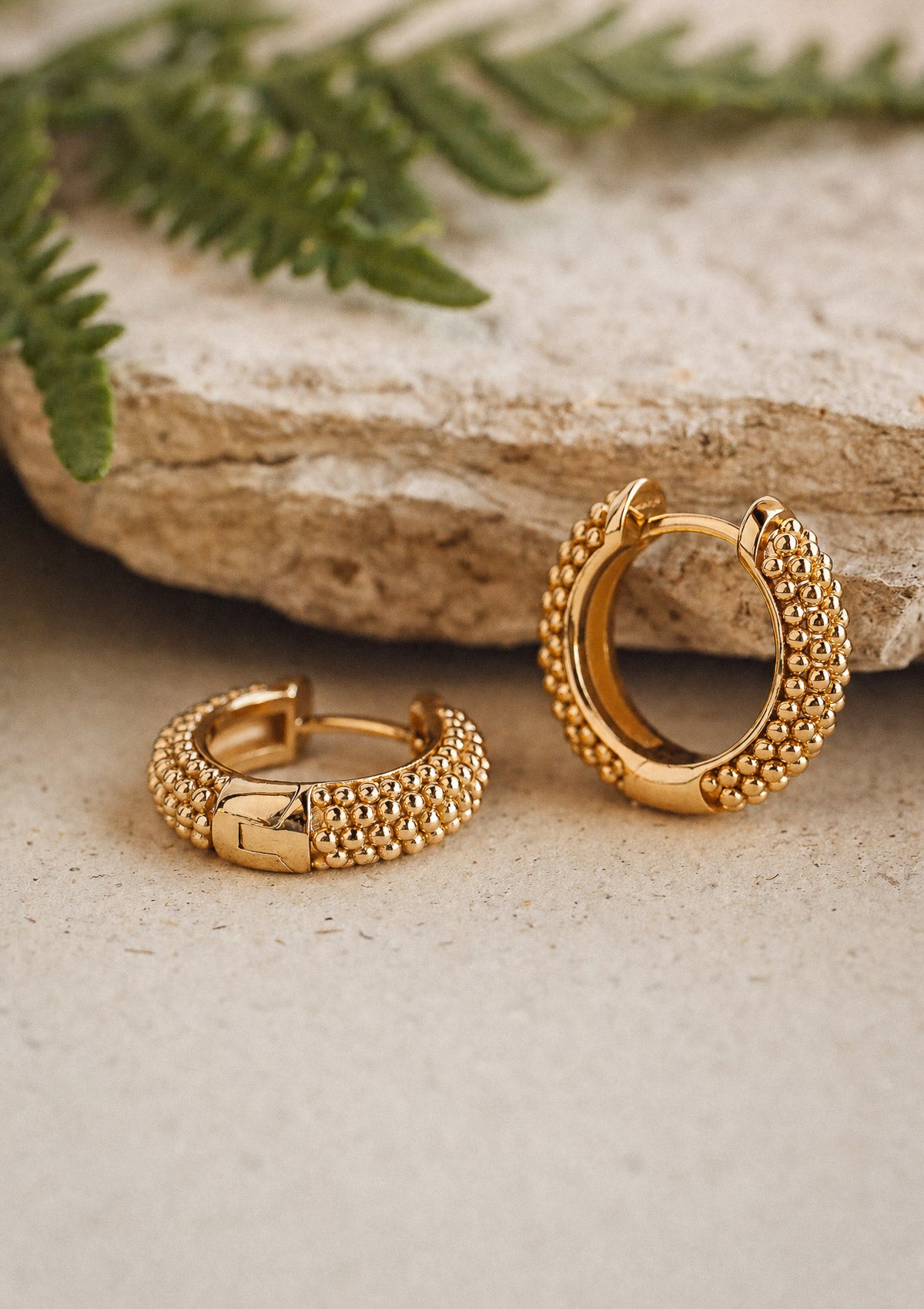 Créoles larges en or recyclé 18 carats avec triple rangée de billes perlées, boucles d'oreilles texturées au format huggie signées Namaka