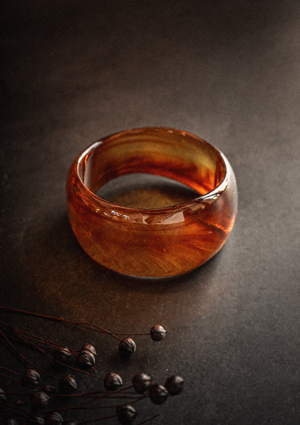 Packshot bracelet jonc résine acrylique caramel translucide ambré profond, teinte automnale foncée
