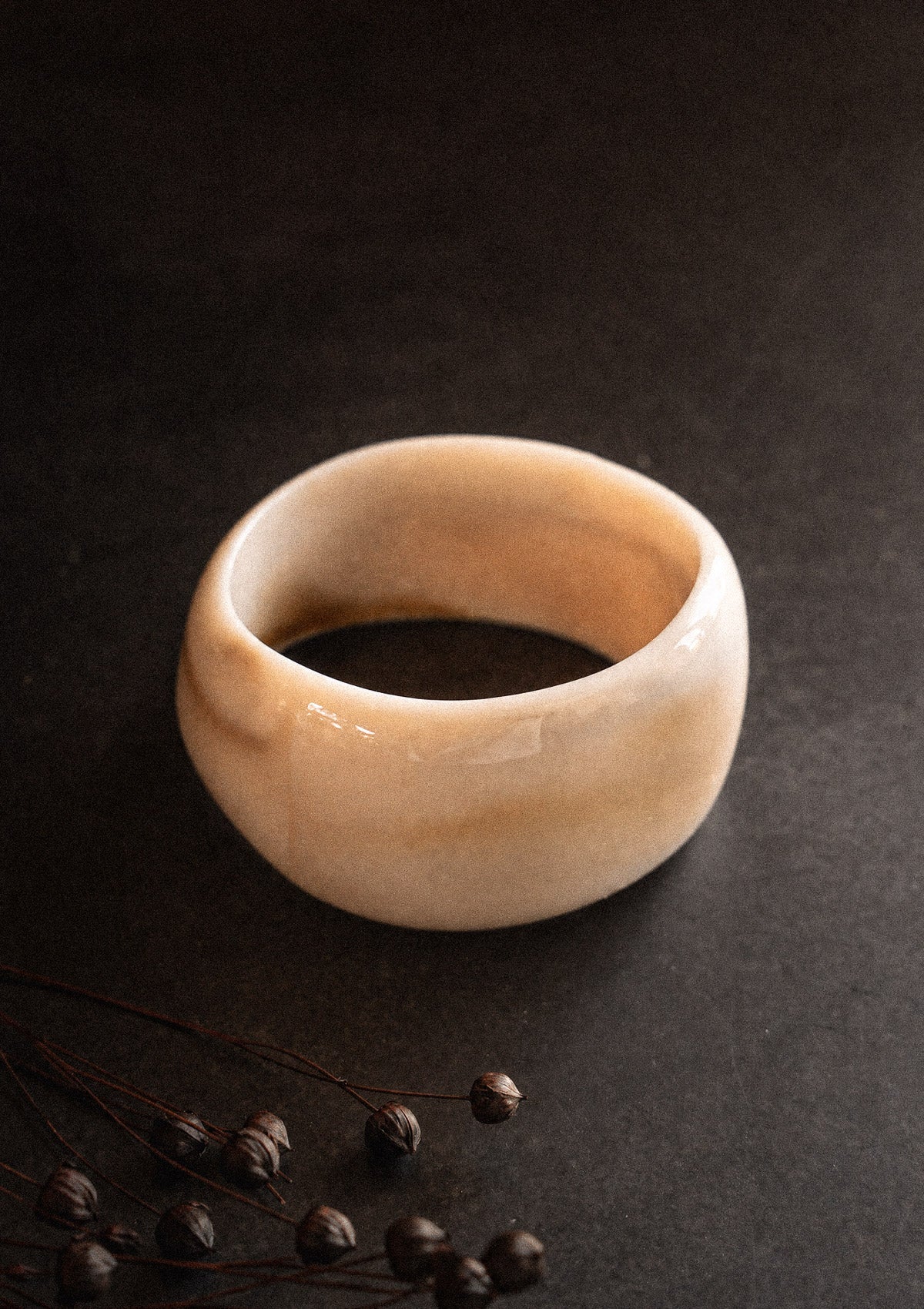 Packshot bracelet jonc résine acrylique beige ivoire crème nacré, teinte automnale claire