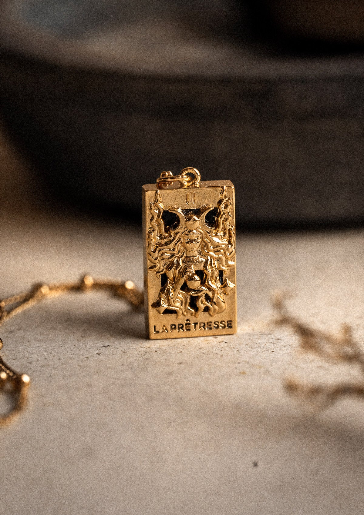 Pendentif carte tarot La Prêtresse or recyclé 18 carats en relief figure féminine et chiffre romain II, Onyx Noir au revers, protection ancrage