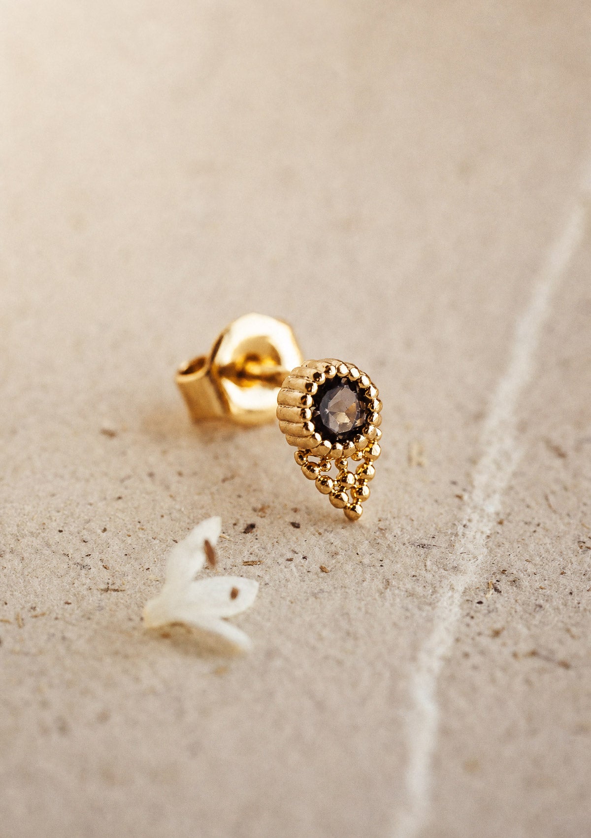 Puce d'oreille en or recyclé 18 carats sertie d'un Quartz Fumé naturel à la finition goutte perlée, boucle vendue à l'unité signée Namaka