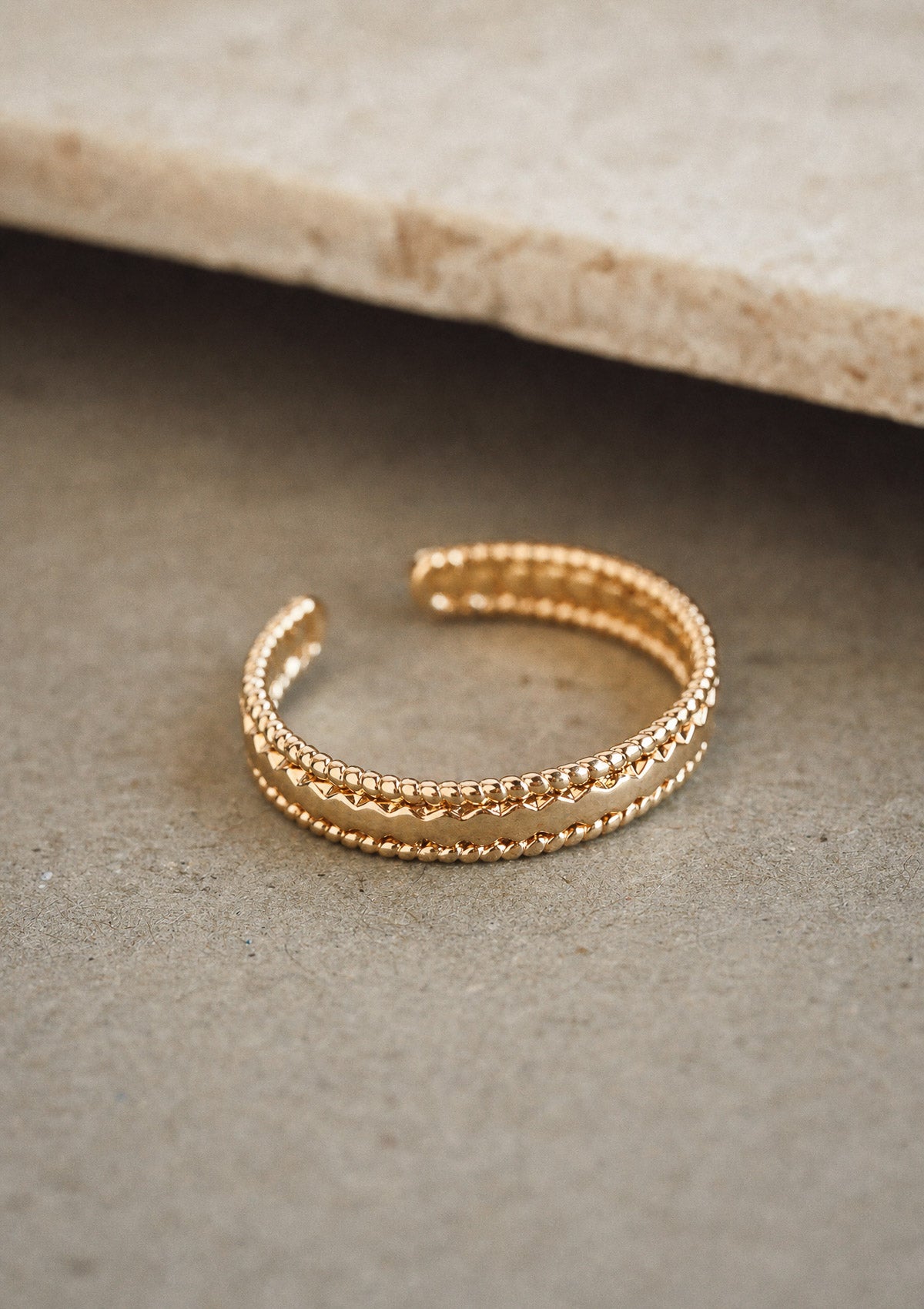 Bague ajustable en or recyclé 750 finition champagne, double anneau perlé texturé à effet martelé, bijou fin et délicat signé Namaka