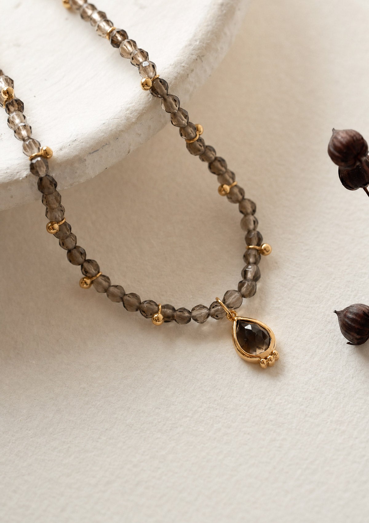 Collier ras-du-cou en or recyclé 18 carats composé de perles facettées de Quartz Fumé naturel et pampille goutte sertie d'or signé Namaka