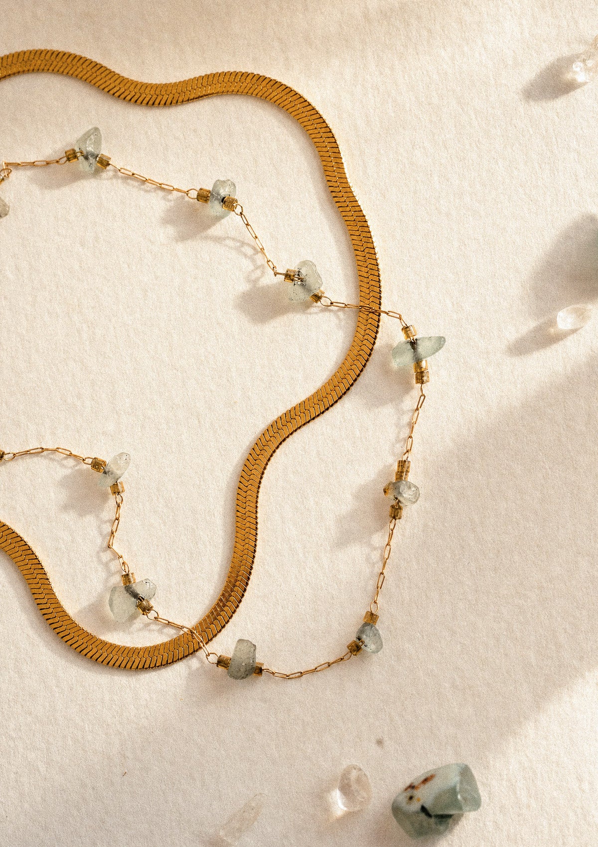 Cheville chips d'aventurine verte, pierre de chance et d'harmonie, associée à la cheville chaîne serpent dorée Ondulation solaire – accumulation d'été Namaka collection Solaire, assemblée en France