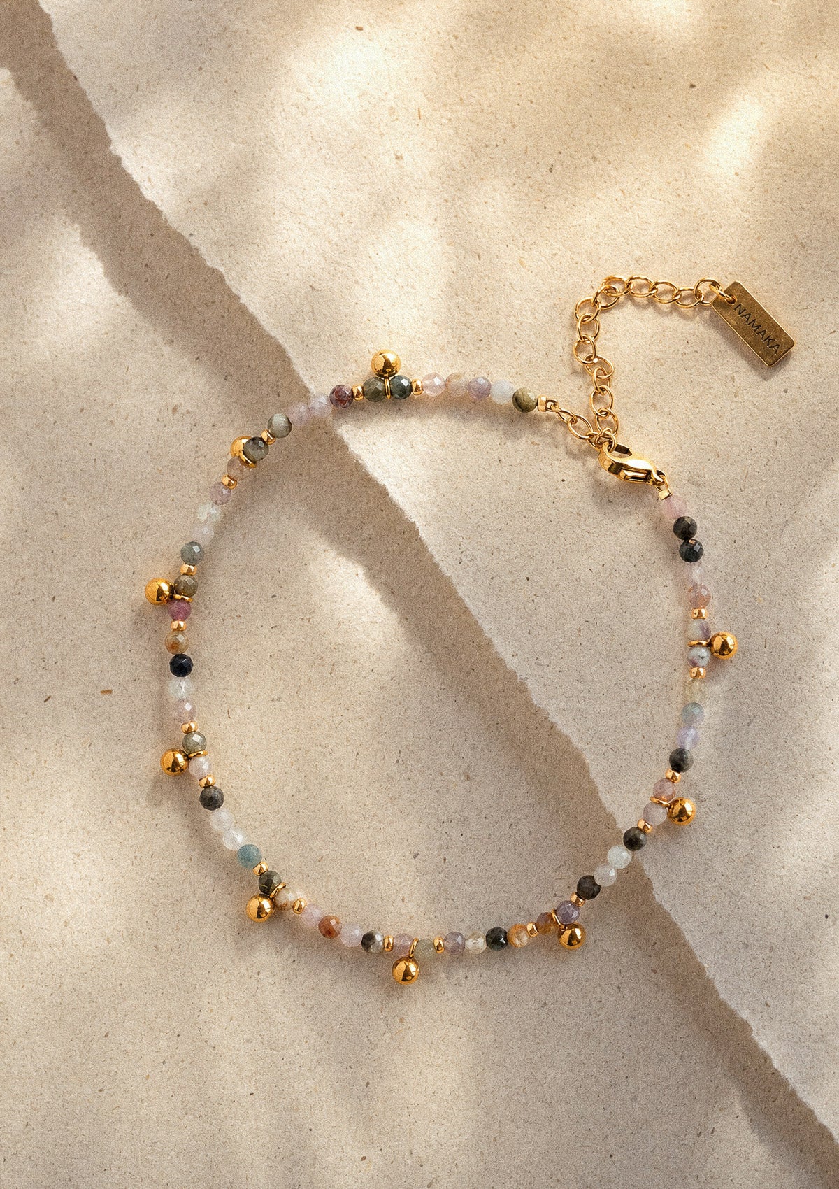 Bracelet de cheville Élan Doré packshot, chaîne fine dorée à pampilles perles dorées et Tourmaline multicolore mini facettées – Namaka collection Solaire, assemblé en France