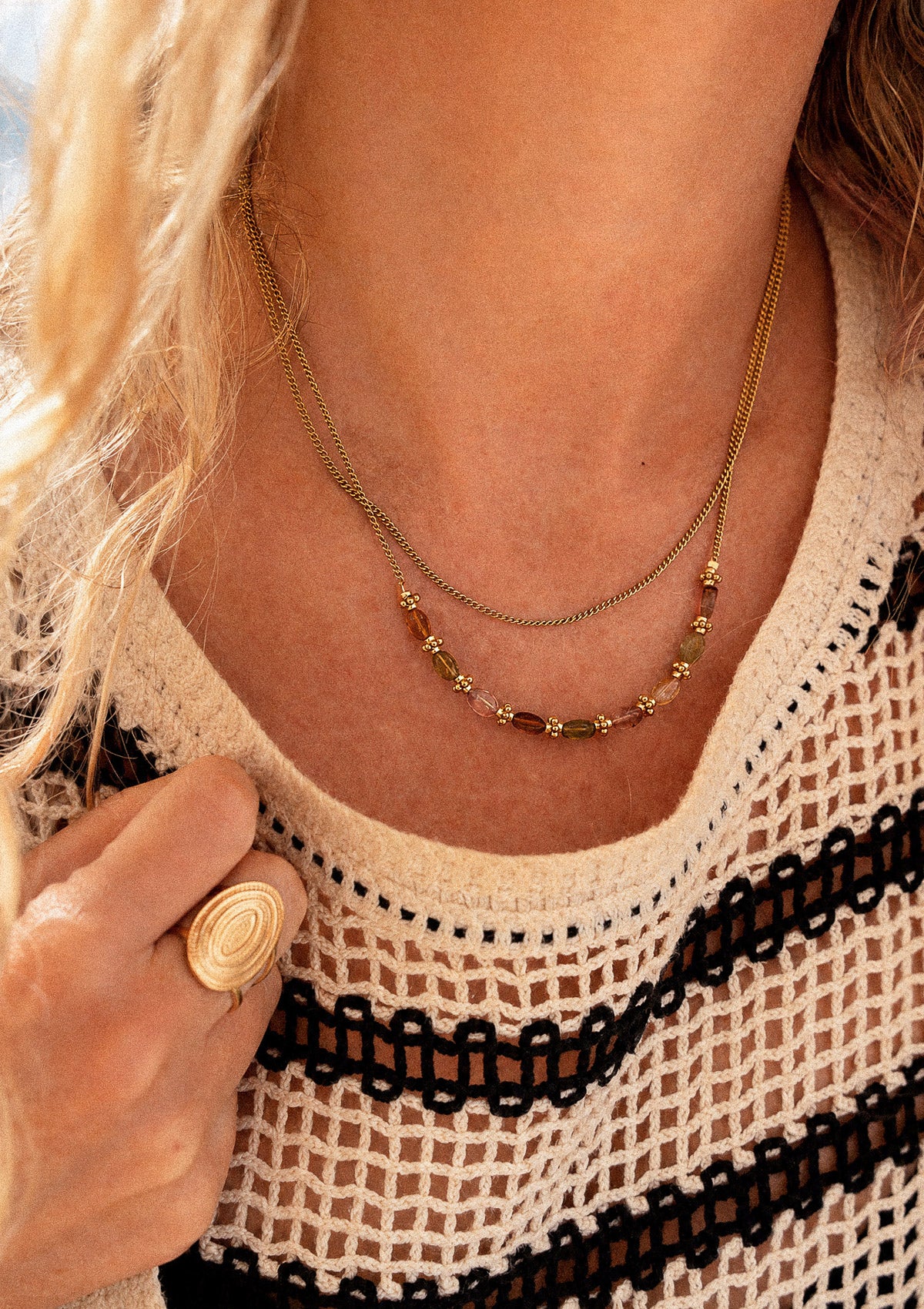 Collier Équilibre Protecteur porté au cou avec Tourmaline multicolore grade A du Brésil, double rang doré assemblé en France par Namaka