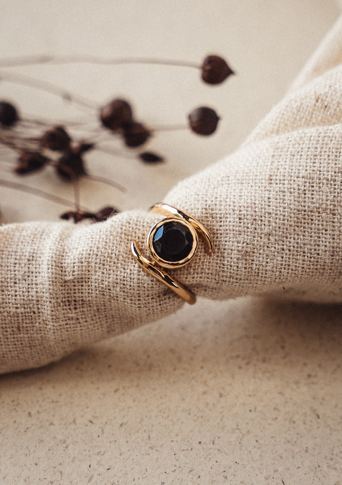 Bague organique en or recyclé 18 carats sertie d'un Quartz Fumé naturel rond facetté, anneau ajustable au design enroulé signé Namaka