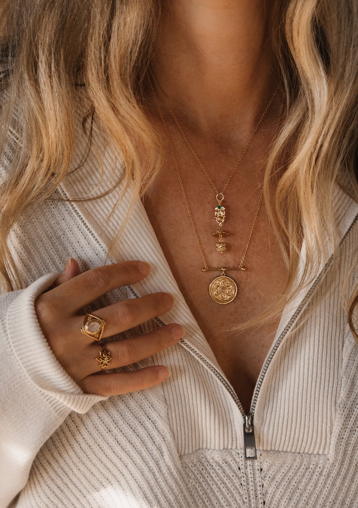 Collier Mandala argent porté – bijou symbolique méditation