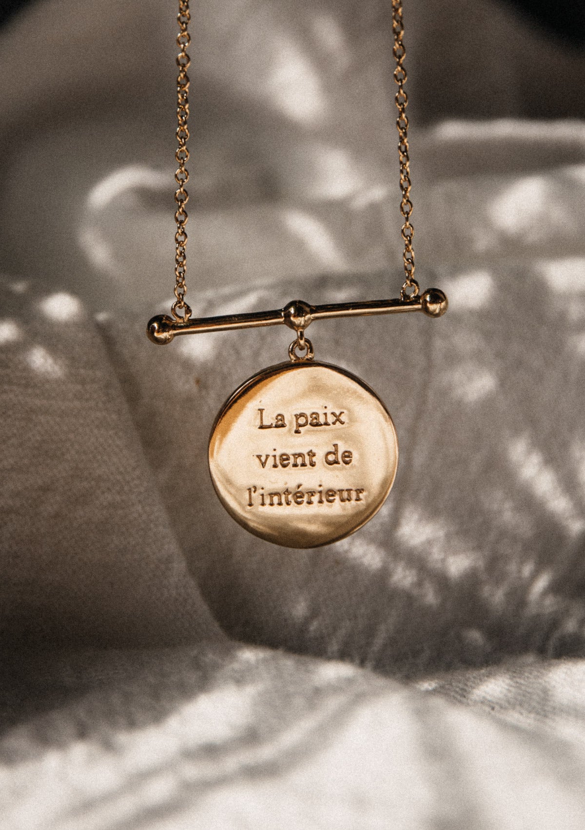 Dos du pendentif Mandala gravé "La paix vient de l'intérieur"