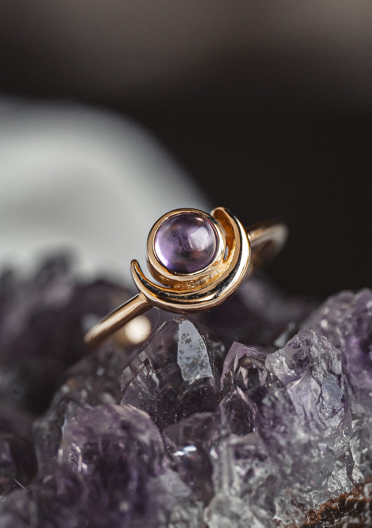 Bague améthyste portée — anneau fin en or recyclé pour le quotidien, layering bohème, idée cadeau femme éthique Namaka