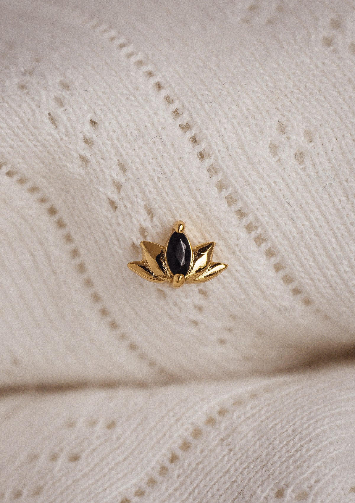 Boucle d'oreille Lotus Onyx Noir - Ancrage Profond (Vendue à l'unité)