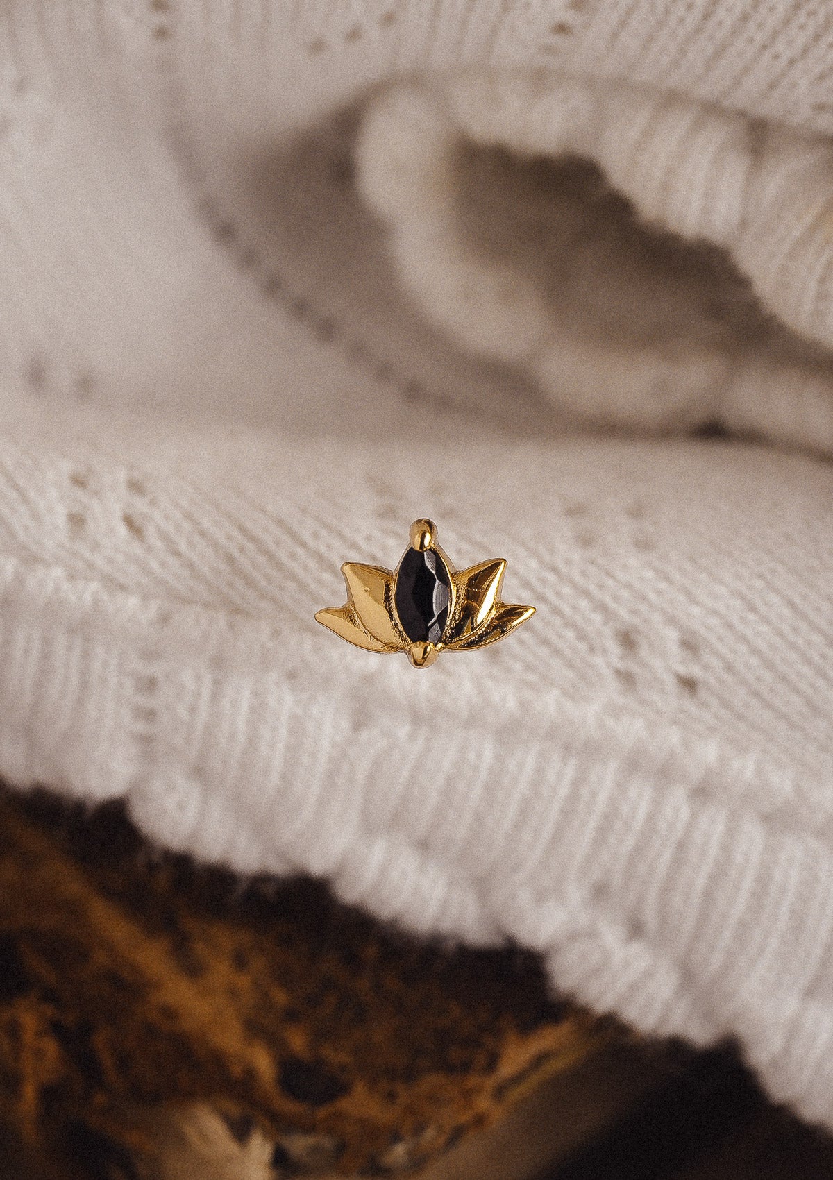 Boucle d'oreille Lotus Onyx Noir - Ancrage Profond (Vendue à l'unité)