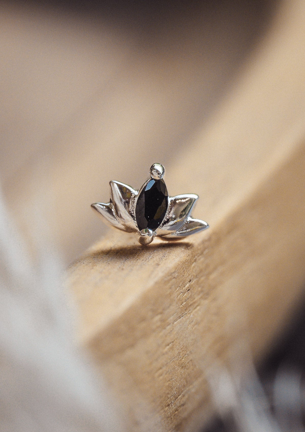 Boucle d'oreille Lotus Onyx Noir - Ancrage Profond (Vendue à l'unité)