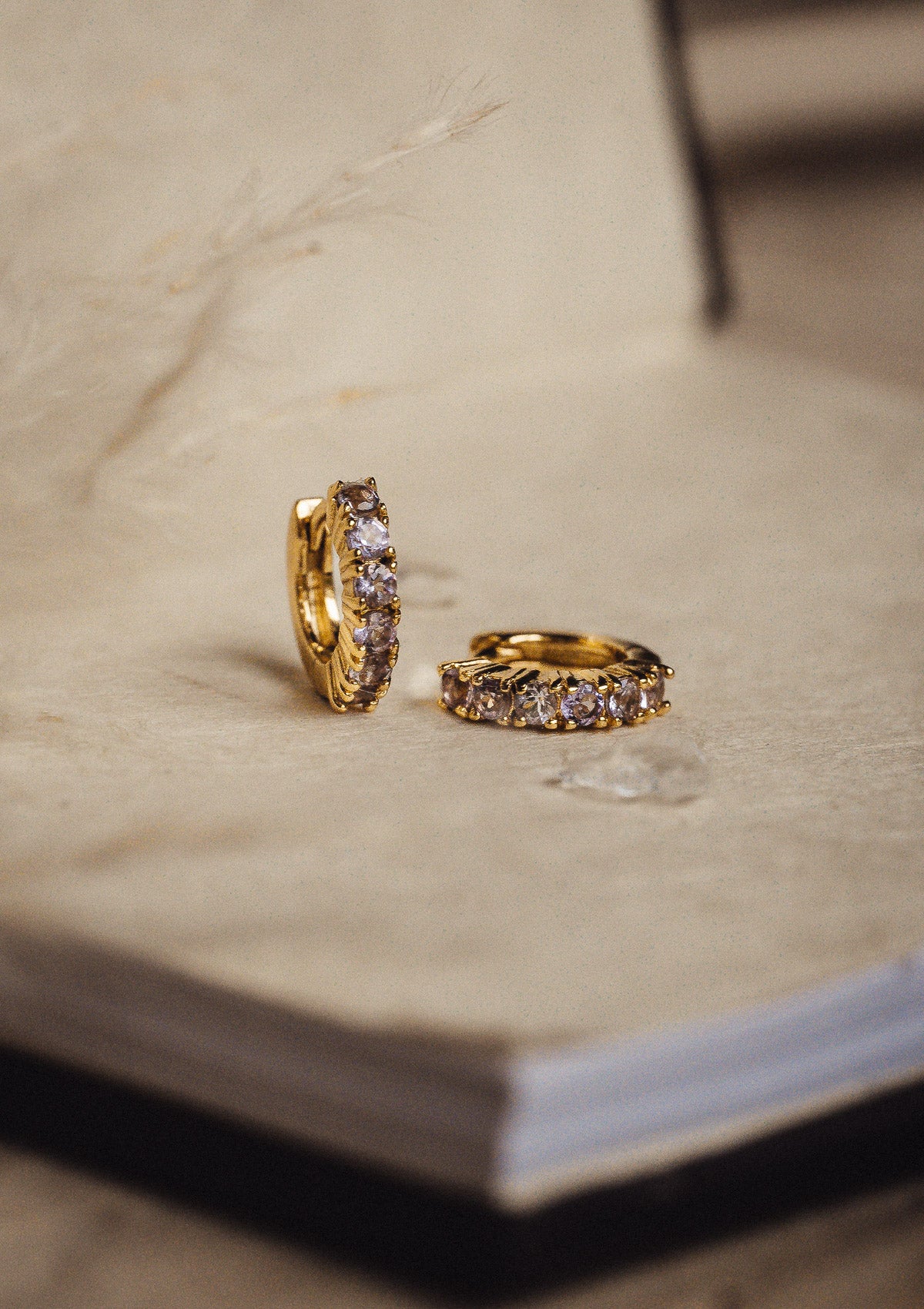 Créoles améthyste portées — boucles d'oreille tendance en or recyclé pour le quotidien, layering bohème, idée cadeau femme éthique Namaka