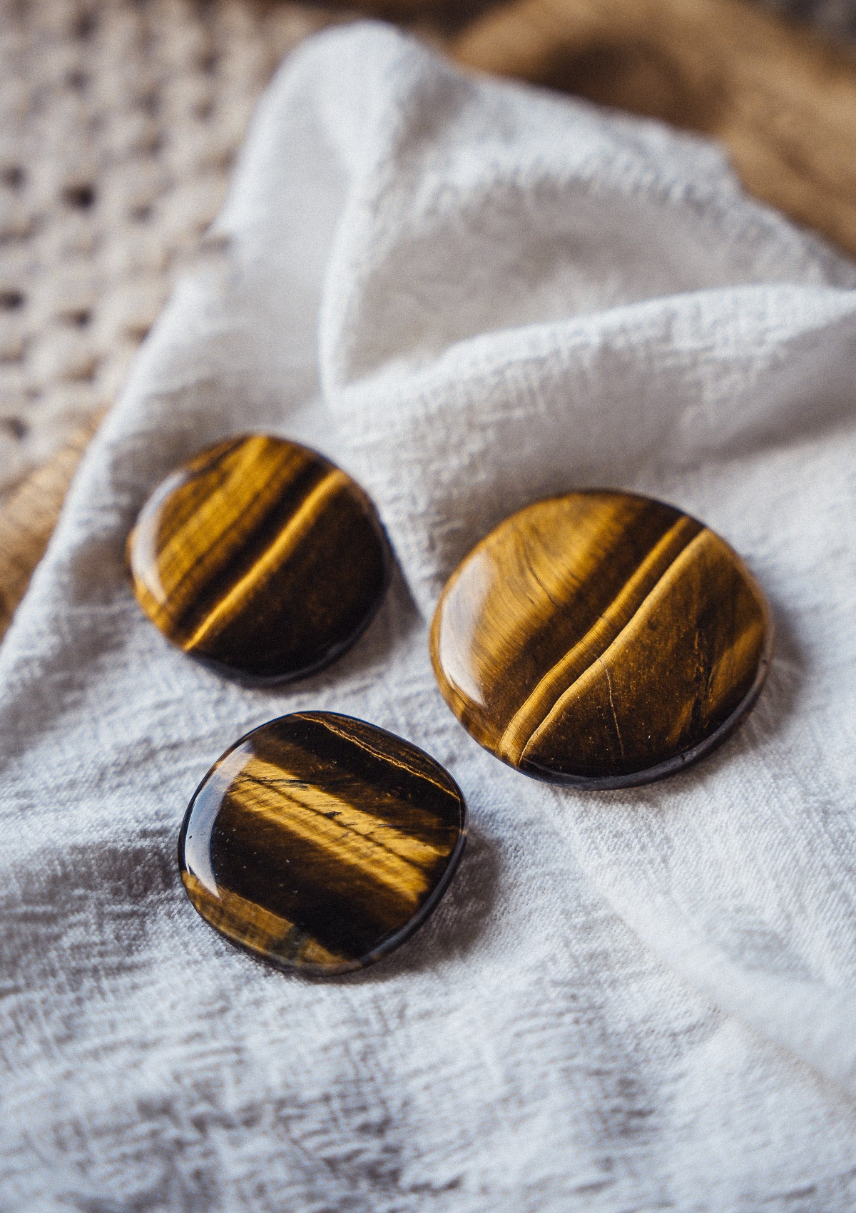 Pierre brute œil de tigre — cristal naturel pour lithothérapie, force et protection chakra plexus solaire, accessoire rituel et décoration spirituelle Namaka