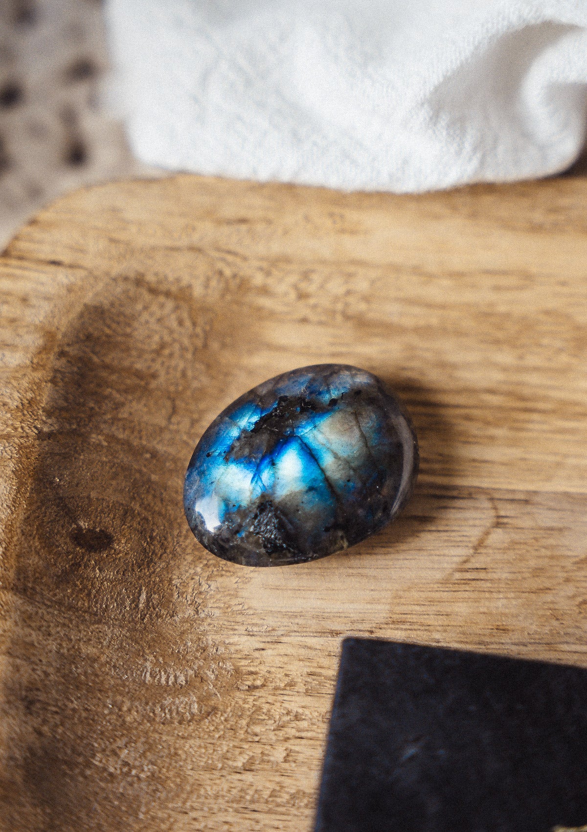 Galet labradorite Namaka — pierre naturelle de protection énergétique et bouclier d'aura, idéal pour méditation et rituels maison