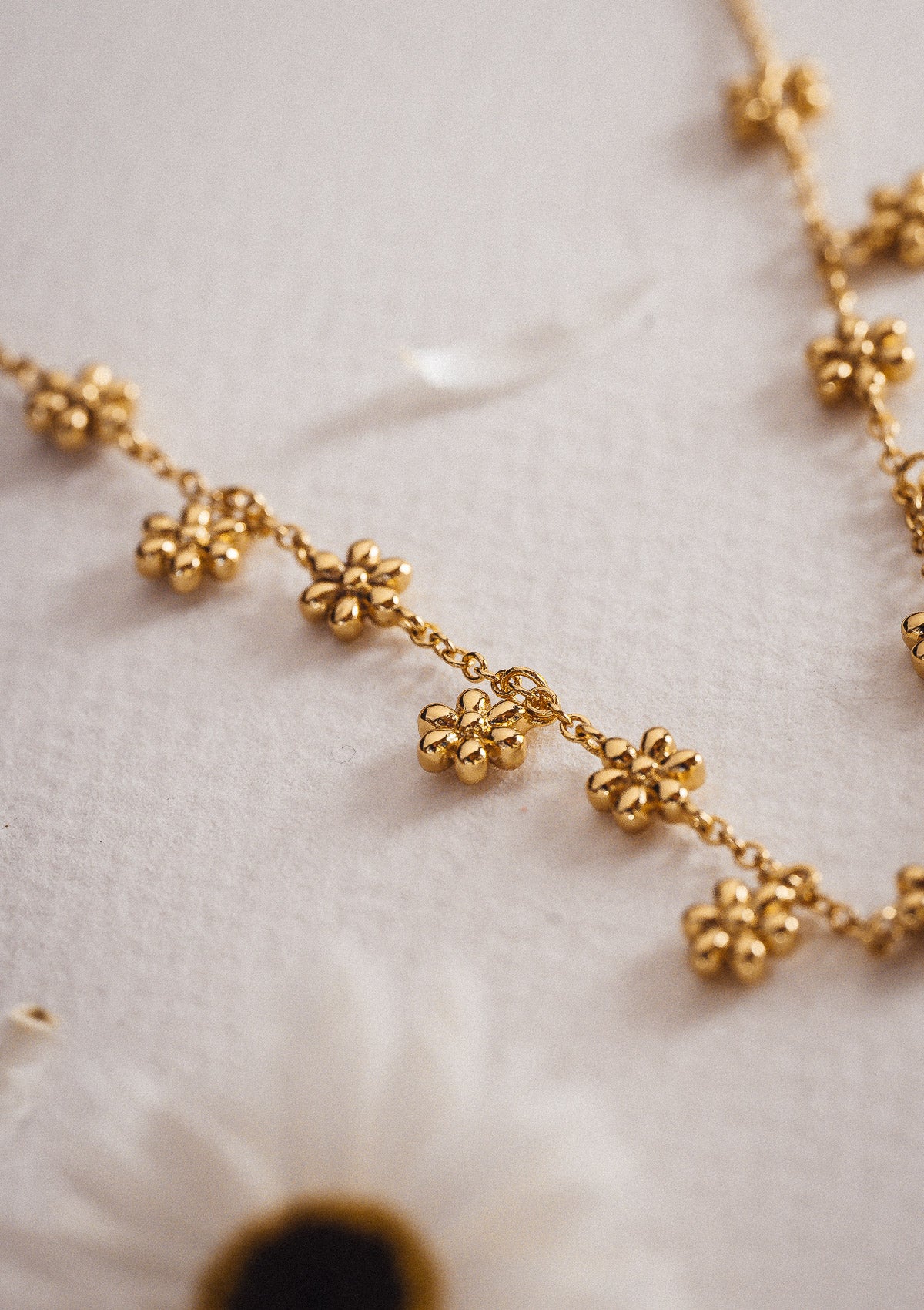 Collier ras de cou avec pendentifs en forme de fleurs délicates.
Matière : Plaqué or recyclé.