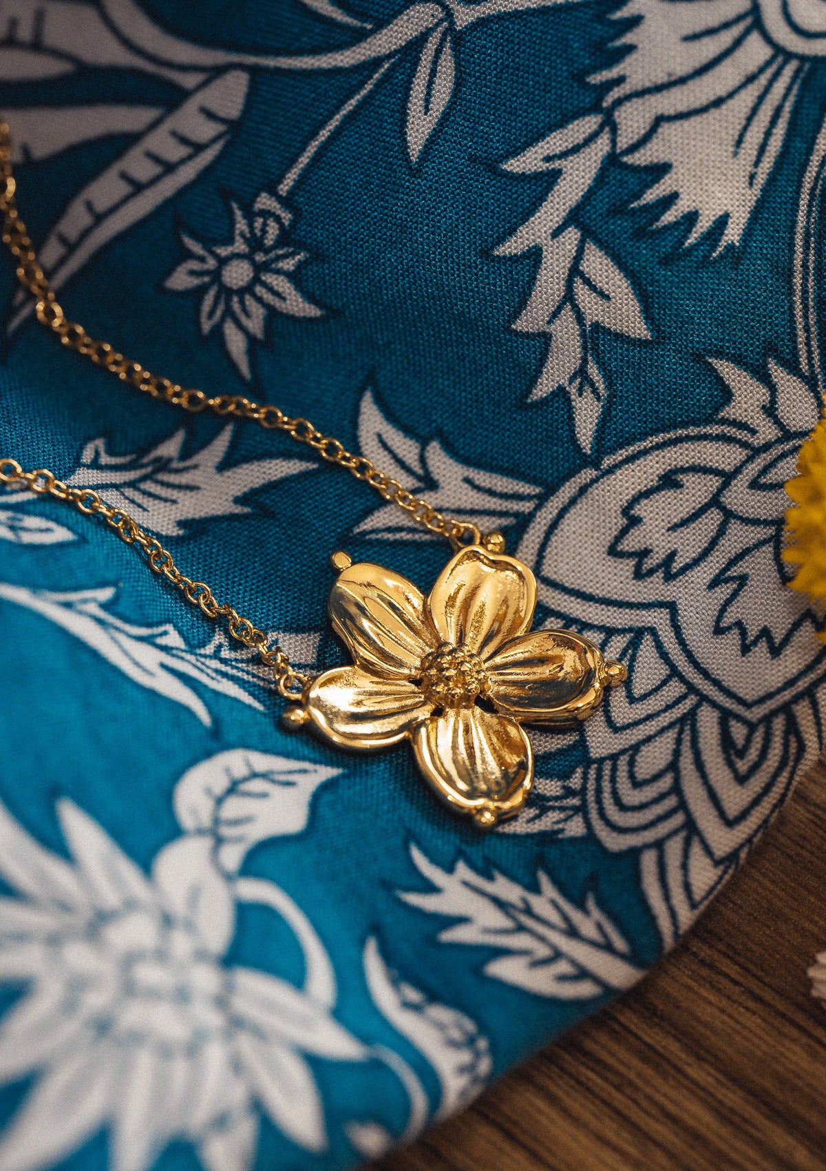 Collier sakura Namaka — bijou minimaliste en or recyclé symbole de l'éphémère et de la beauté fragile, atelier français
