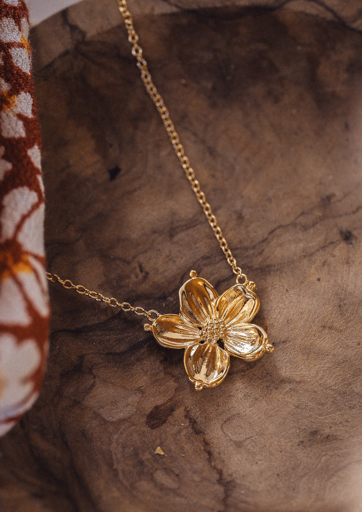 Détail collier Fleur de Cerisier Rêve de Printemps — pendentif sakura gravé, bijou symbolique de féminité et renaissance, or recyclé