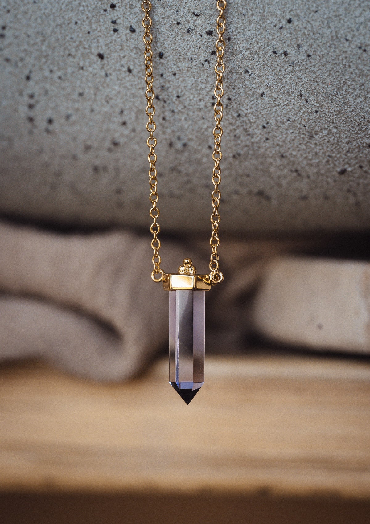 Collier avec pendentif en cristal hexagonal d’Améthyste et triple perle dorée