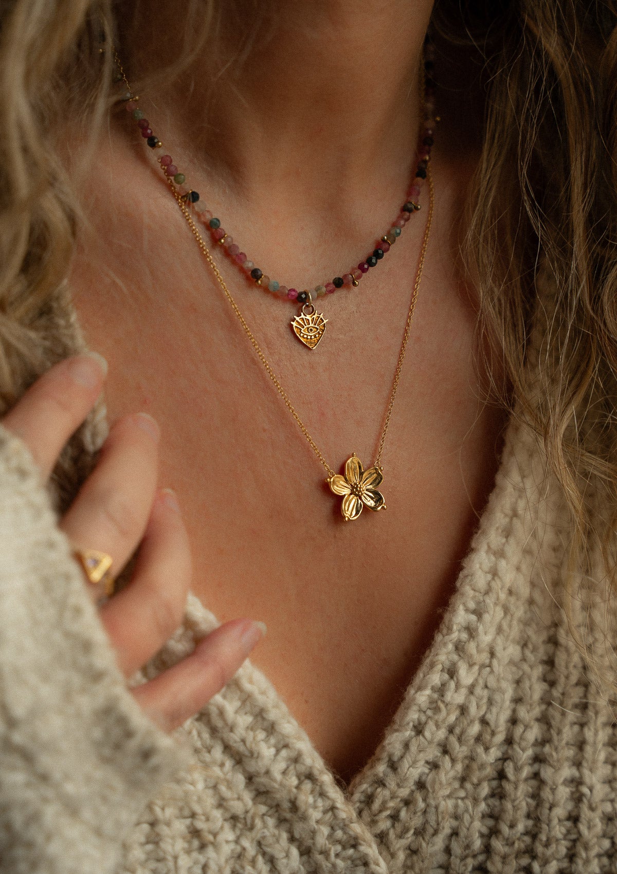Collier fleur de cerisier porté — pendentif délicat en or recyclé pour le quotidien, layering bohème printemps, idée cadeau femme éthique Namaka