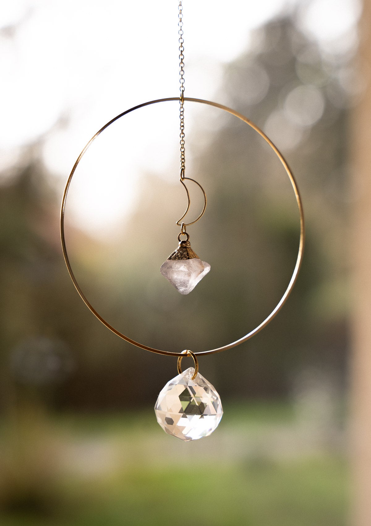Petit Sun catcher avec Améthyste naturelle, cristal arc-en-ciel et lune en métal doré.