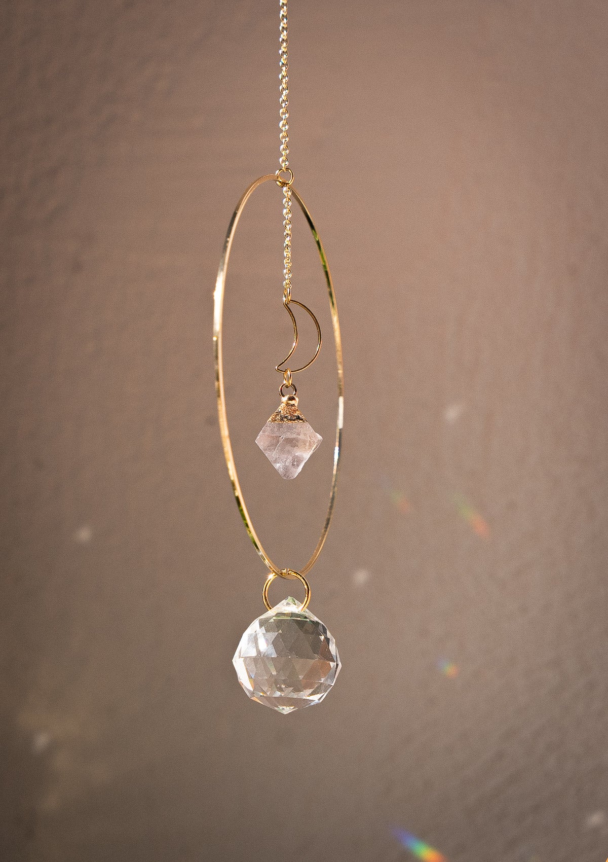 Petit Sun catcher avec Améthyste naturelle, cristal arc-en-ciel et lune en métal doré.