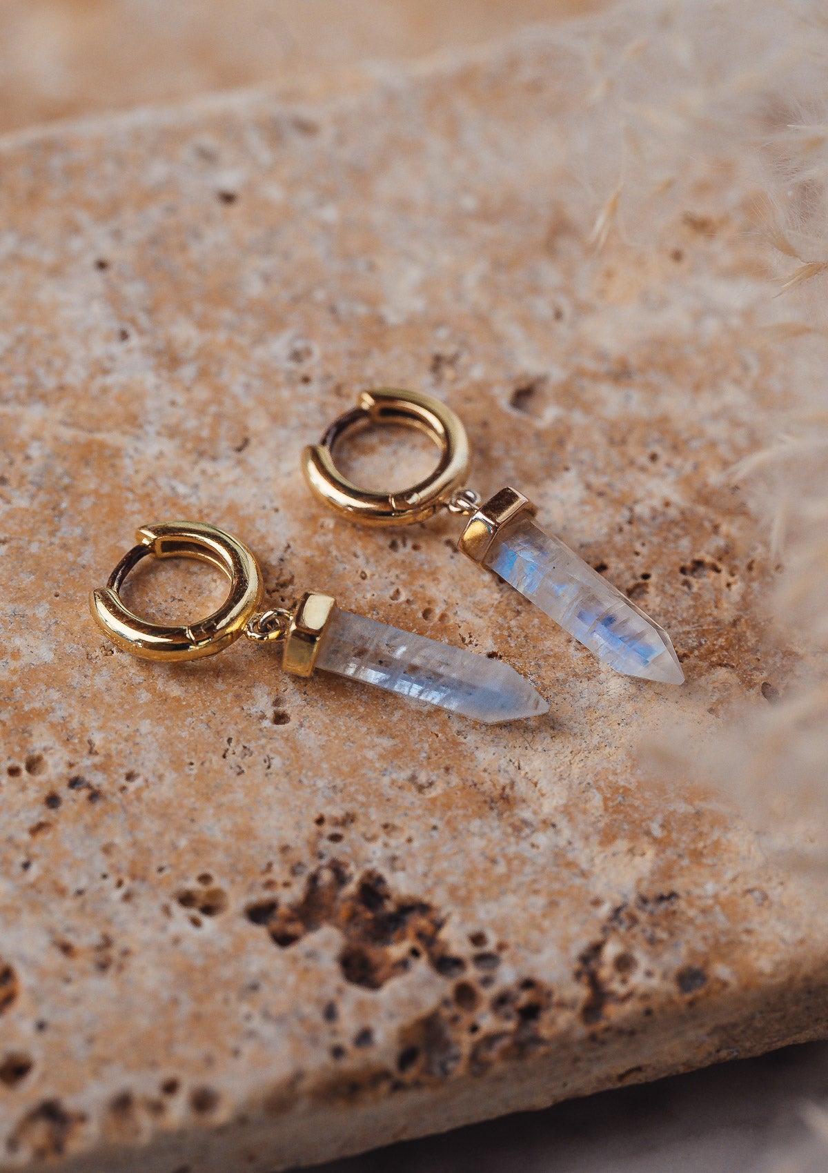 créoles recyclé et recyclable
plaqué or
Pointe de Pierre de Lune blanche extraite de manière éthique (label de la BSCI)