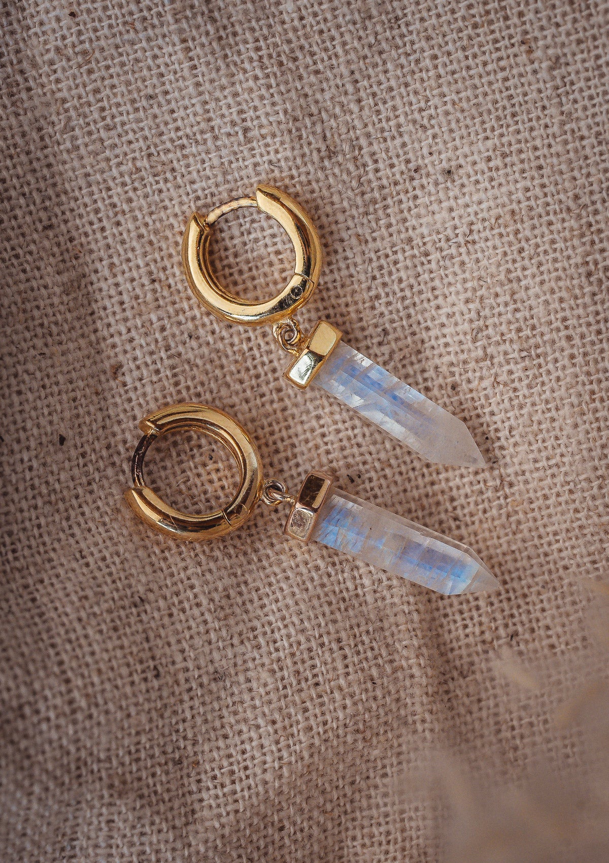 créoles recyclé et recyclable
plaqué or
Pointe de Pierre de Lune blanche extraite de manière éthique (label de la BSCI)