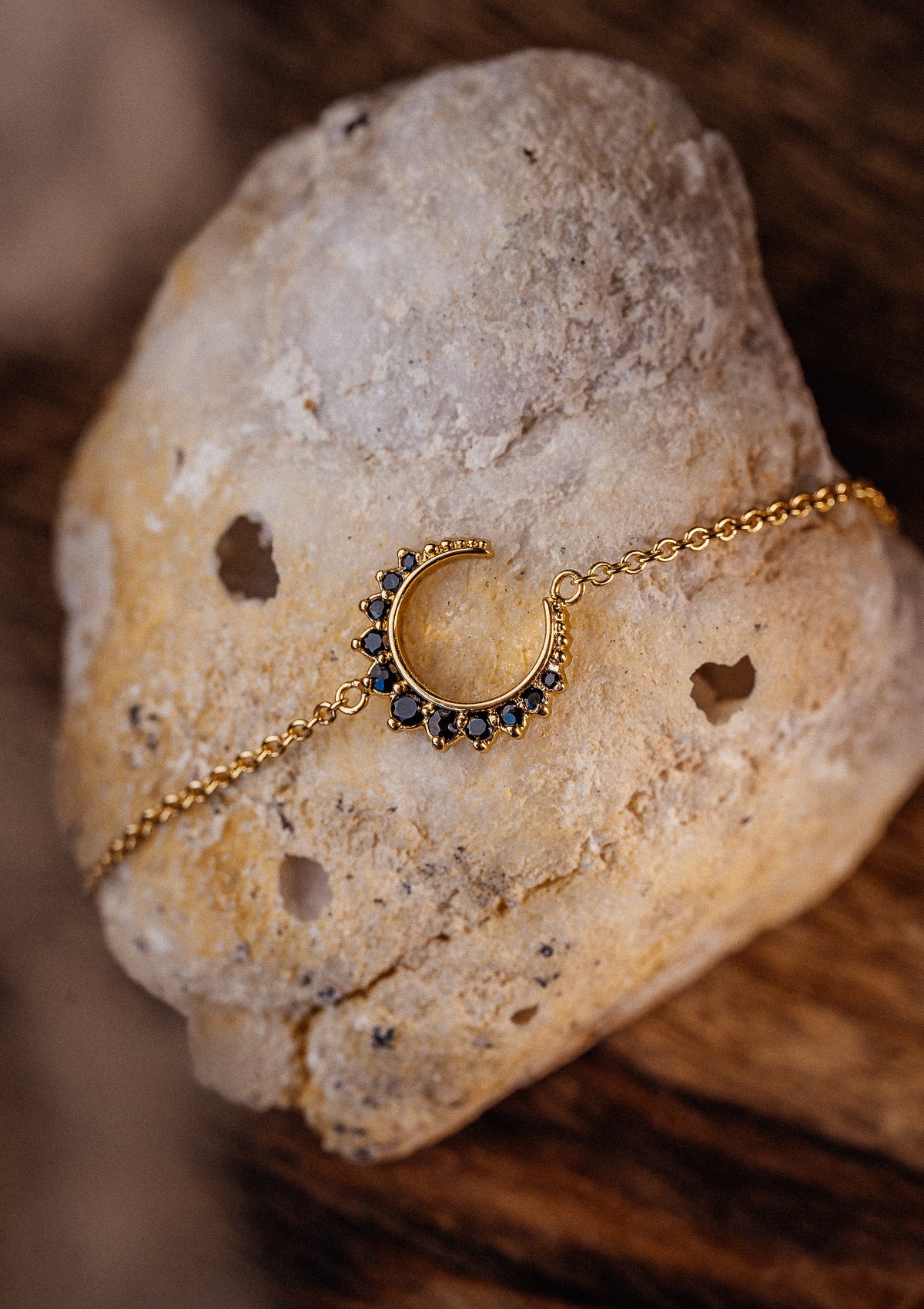 Bracelet lune Onyx Noir – Gardienne des Profondeurs