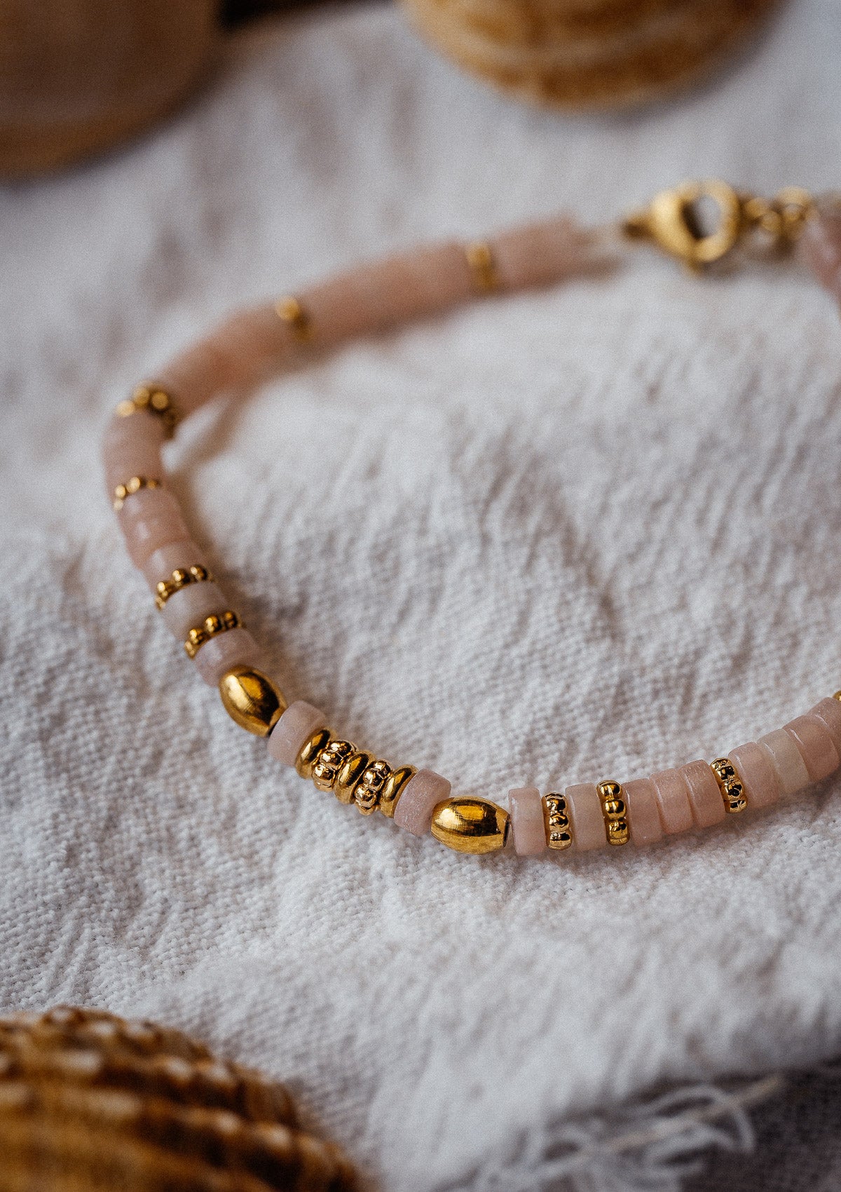 Bracelet en perles heishi d’Opale Rose d’Inde
Matière : Acier inoxydable doré
Dimensions : 16cm + 2cm
Origine pierre : Inde, lapidaire français