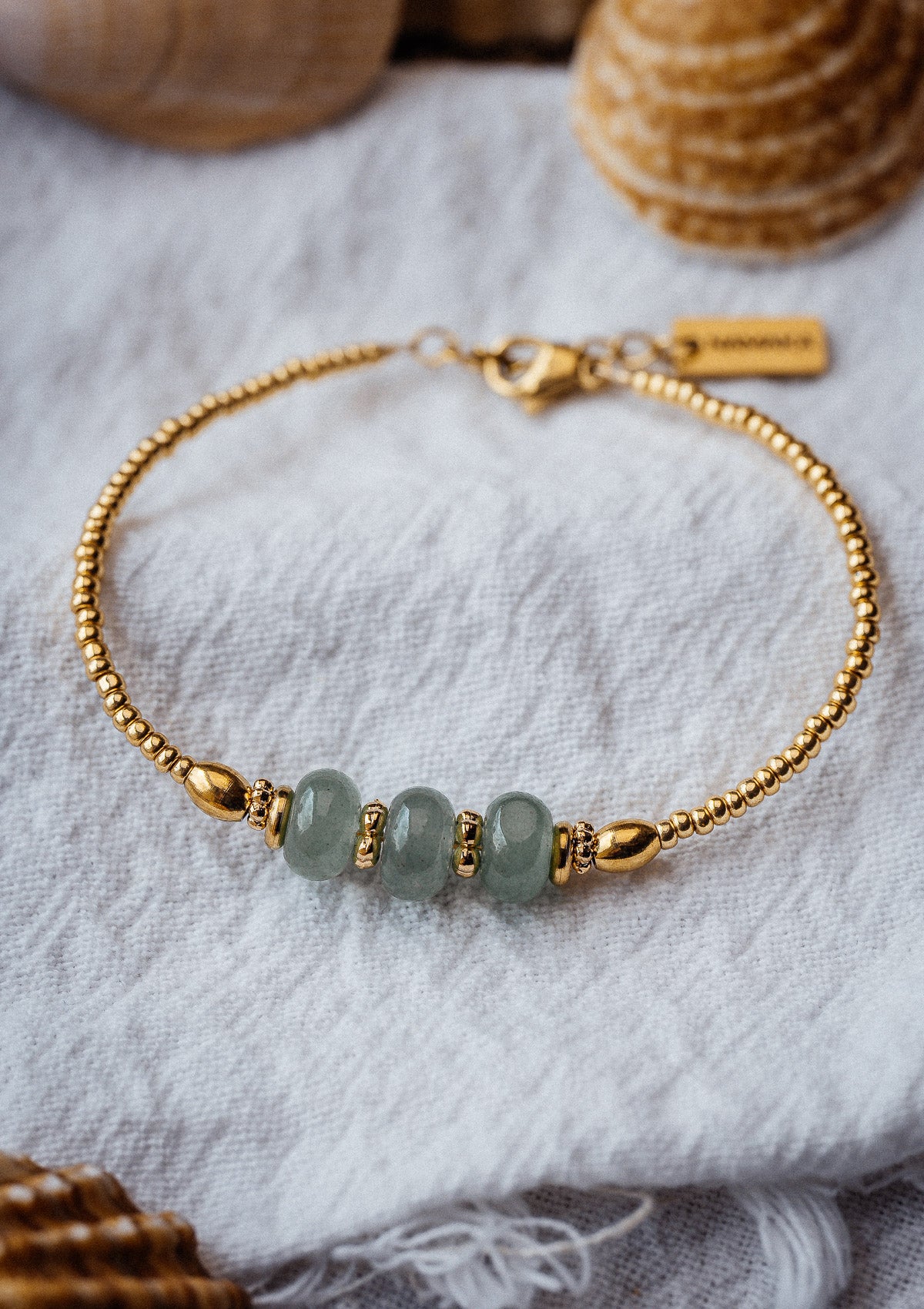 Bracelet en perles fines avec Aventurine du Brésil (rondelles 5x8 mm)
Matière : Rocaille Miyuki galvanisée, acier inoxydable doré et éléments en plaqué or
Dimensions : Longueur 16 cm + chaîne d’extension 2 cm
Origine pierre : Brésil, lapidaire français