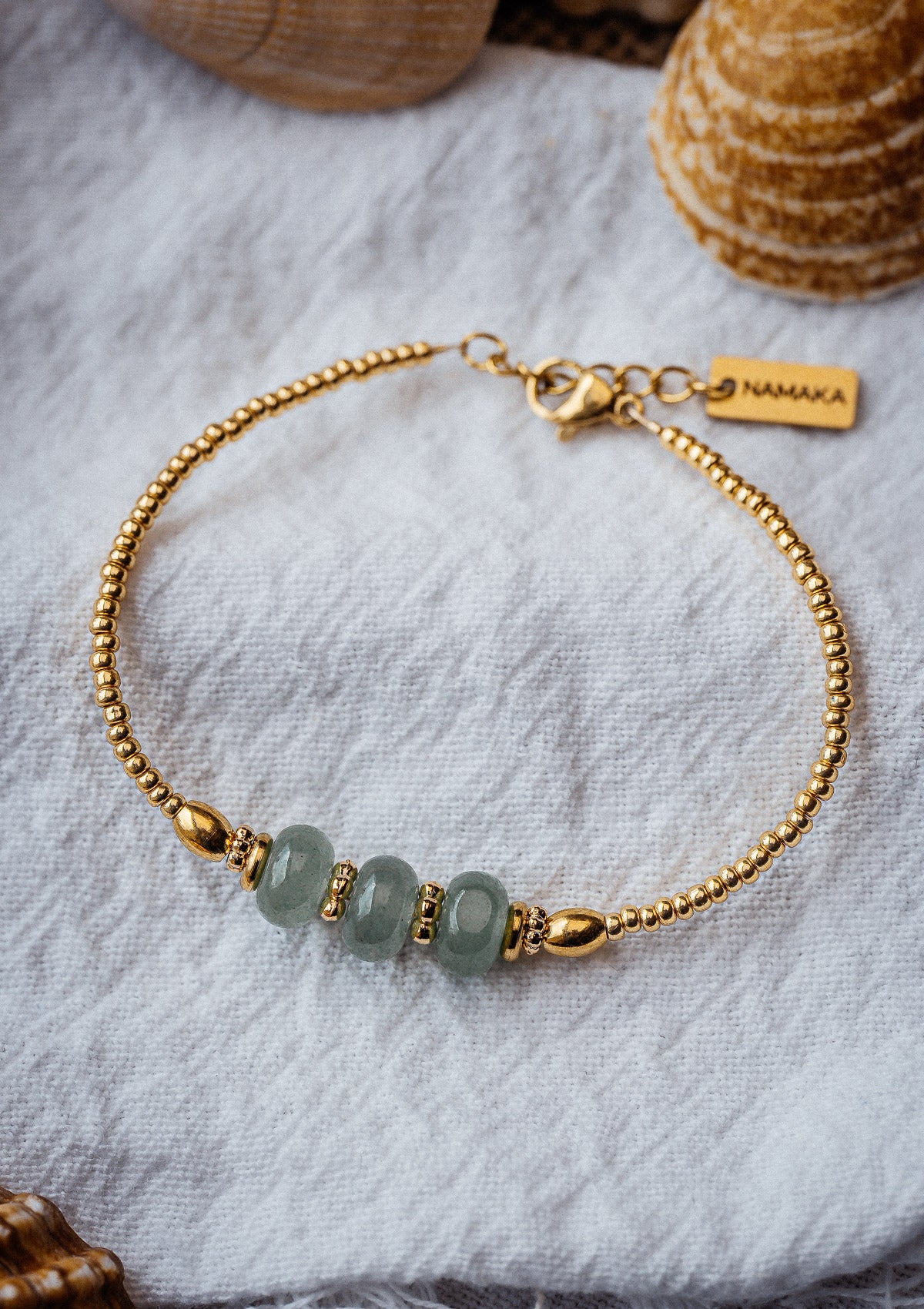 Bracelet en perles fines avec Aventurine du Brésil (rondelles 5x8 mm)
Matière : Rocaille Miyuki galvanisée, acier inoxydable doré et éléments en plaqué or
Dimensions : Longueur 16 cm + chaîne d’extension 2 cm
Origine pierre : Brésil, lapidaire français